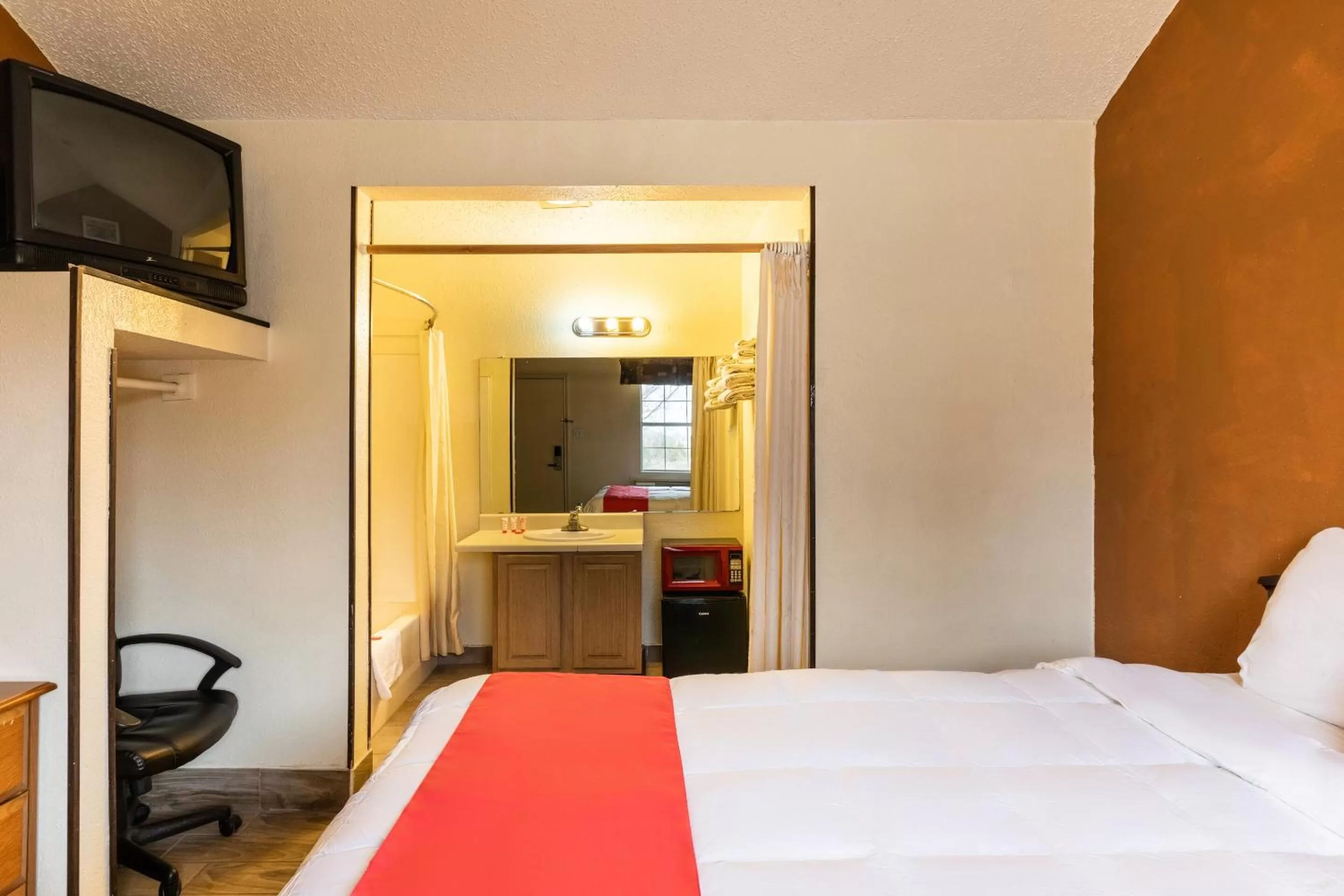 Bedroom, Bed in OYO Hotel Decatur TX Hwy 287 Northwest