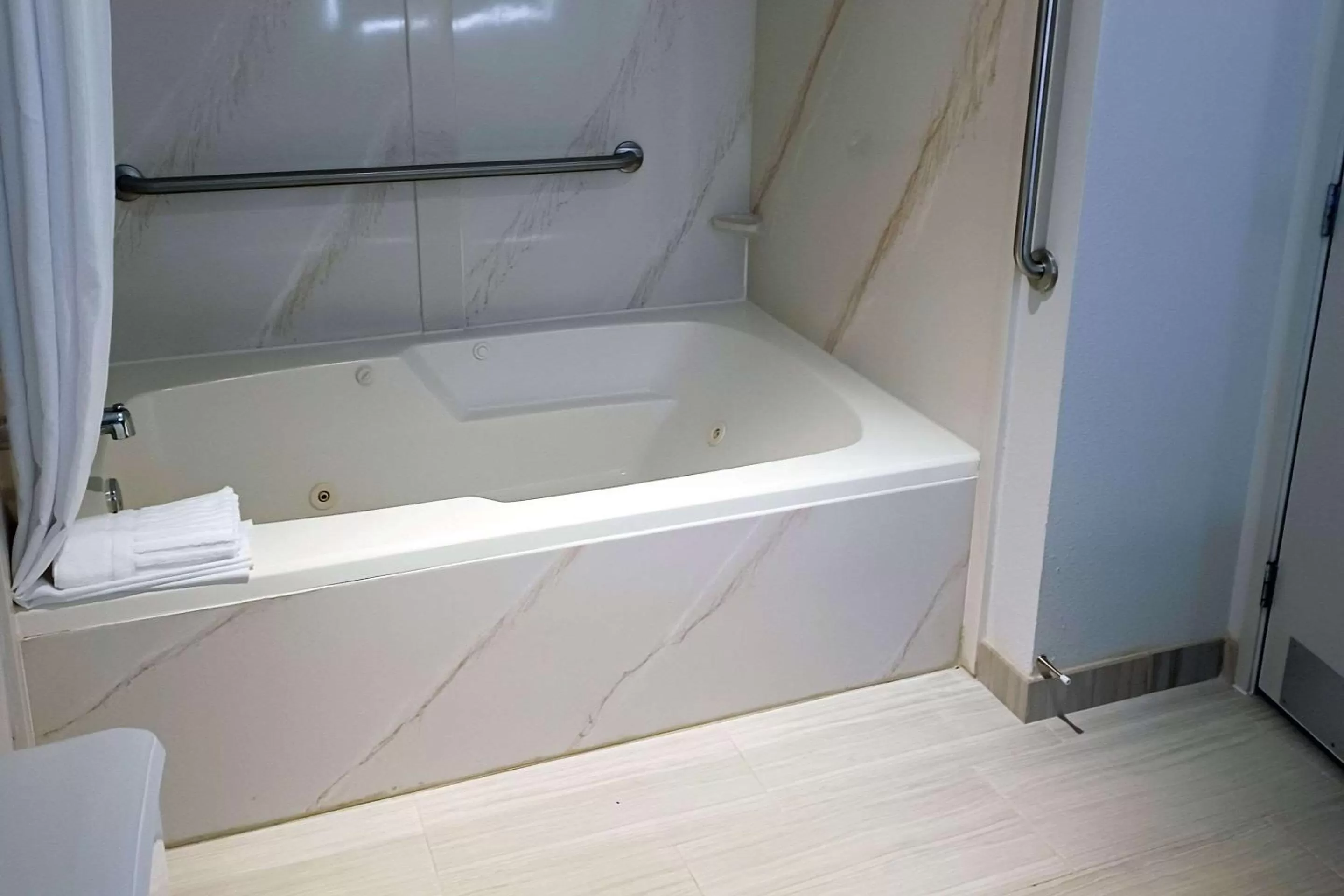 Bathroom in Comfort Inn Edinburgh - Columbus