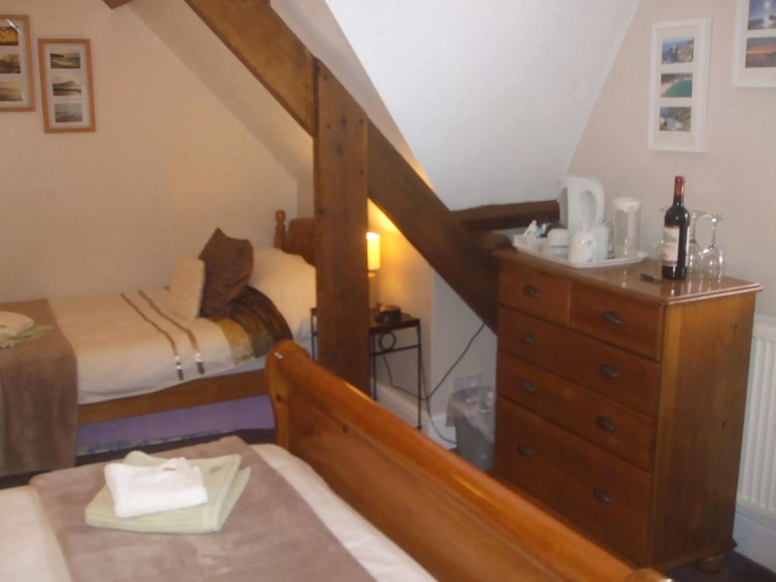 Twin Room in Chiverton House Guest Accommodation Twin Room in Chiverton House Guest Accommodation