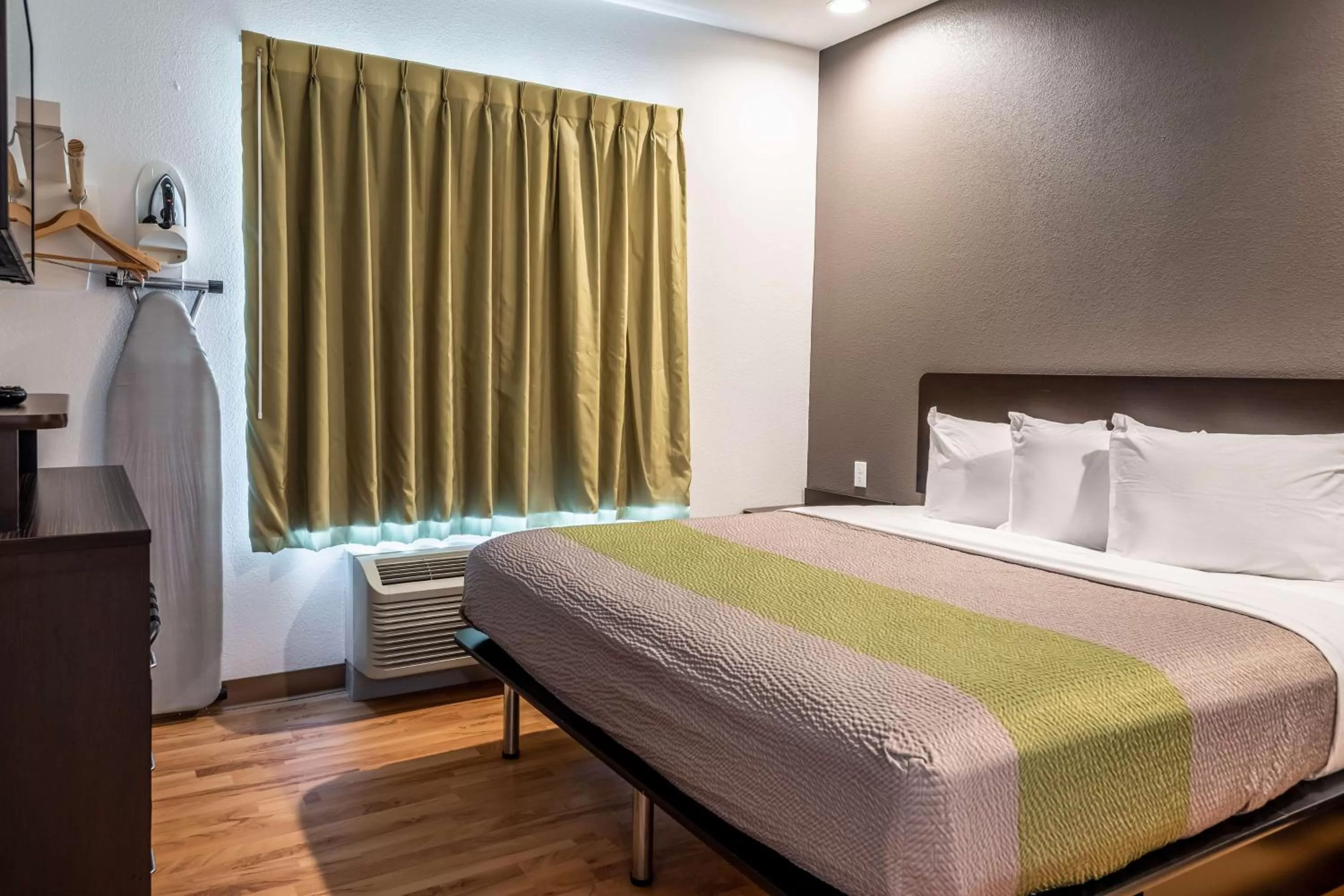 TV and multimedia, Bed in Studio 6 Lake Charles