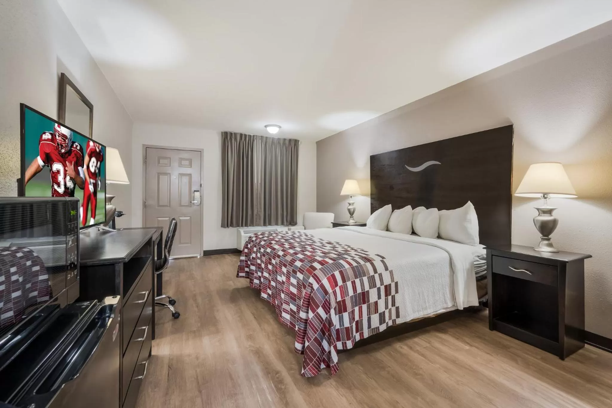 Photo of the whole room, Bed in Red Roof Inn College Station