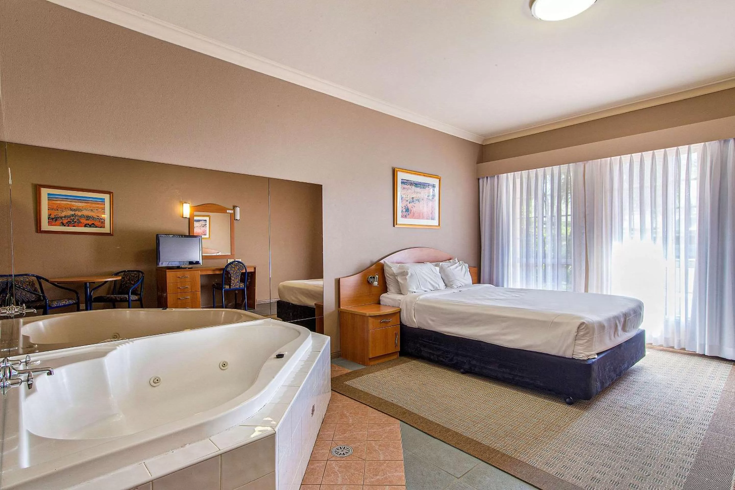 Photo of the whole room, Bed in Quality Inn Penrith Sydney
