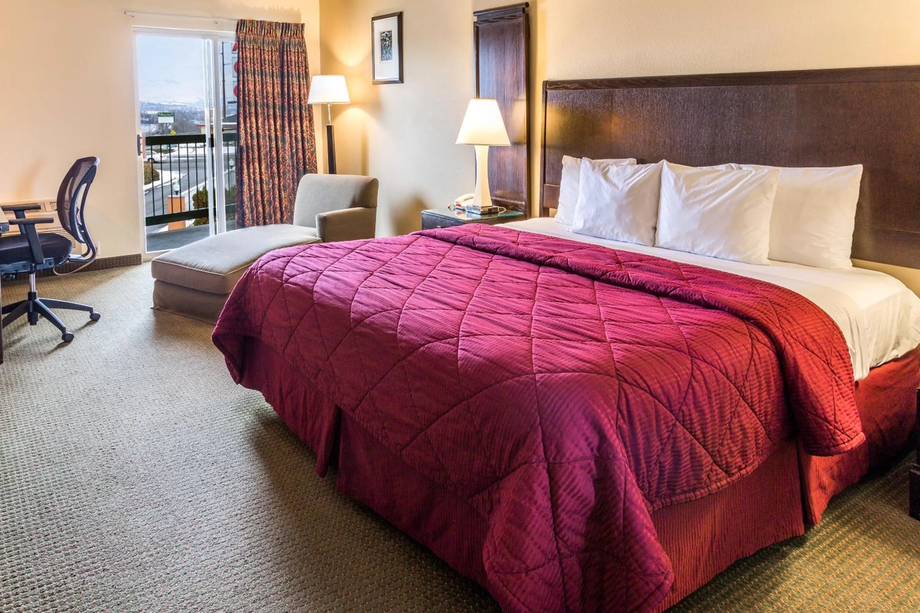Bathroom, Bed in Cedars Inn