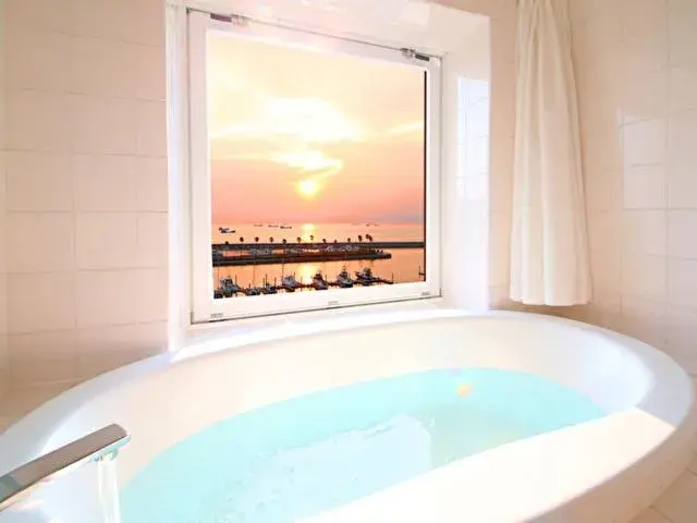 Deluxe Twin Room with Sea View Private Bathroom - single occupancy - non-smoking in Wakayama Marina City Hotel Deluxe Twin Room with Sea View Private Bathroom - single occupancy - non-smoking in Wakayama Marina City Hotel