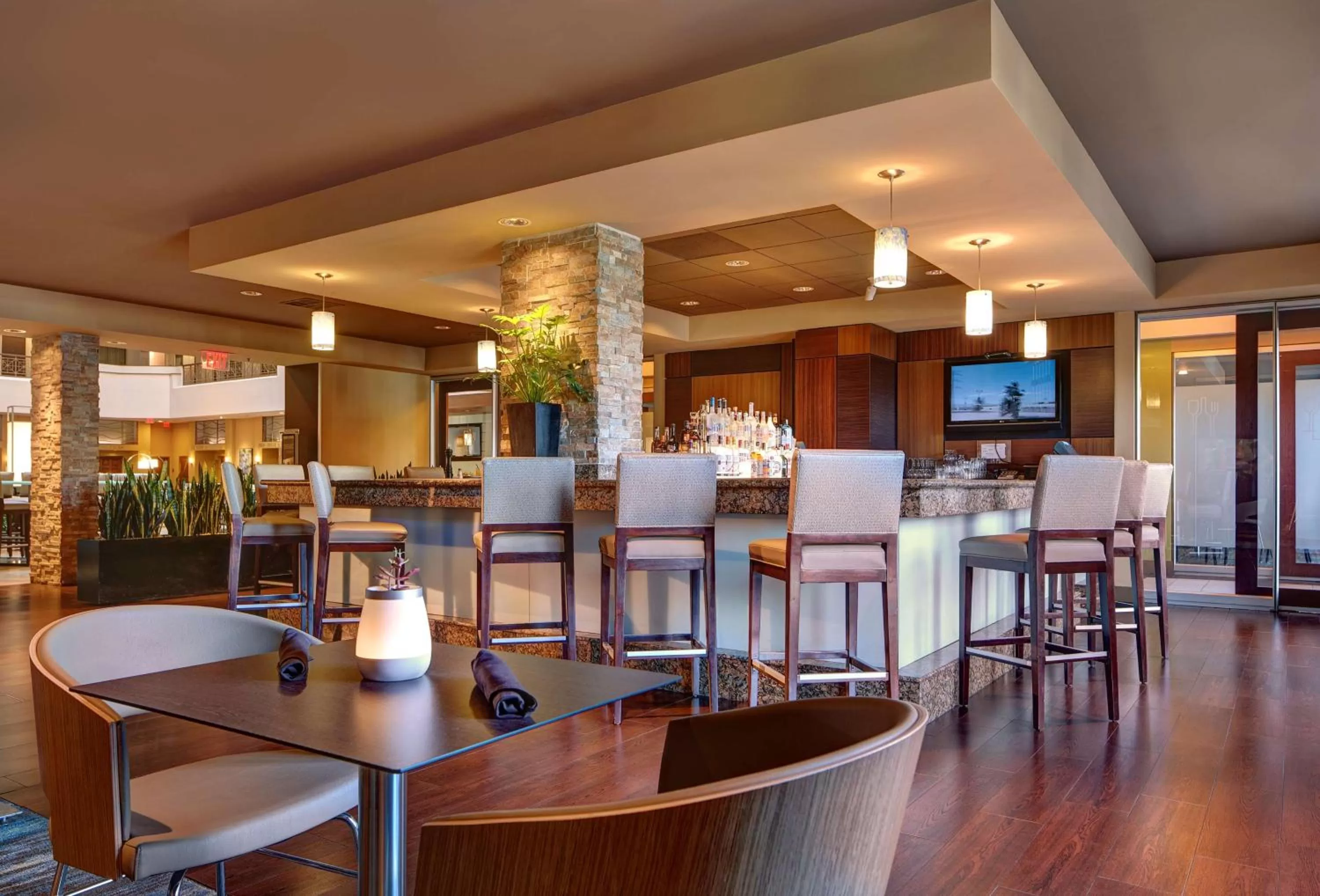 Restaurant/places to eat in Embassy Suites by Hilton San Diego La Jolla