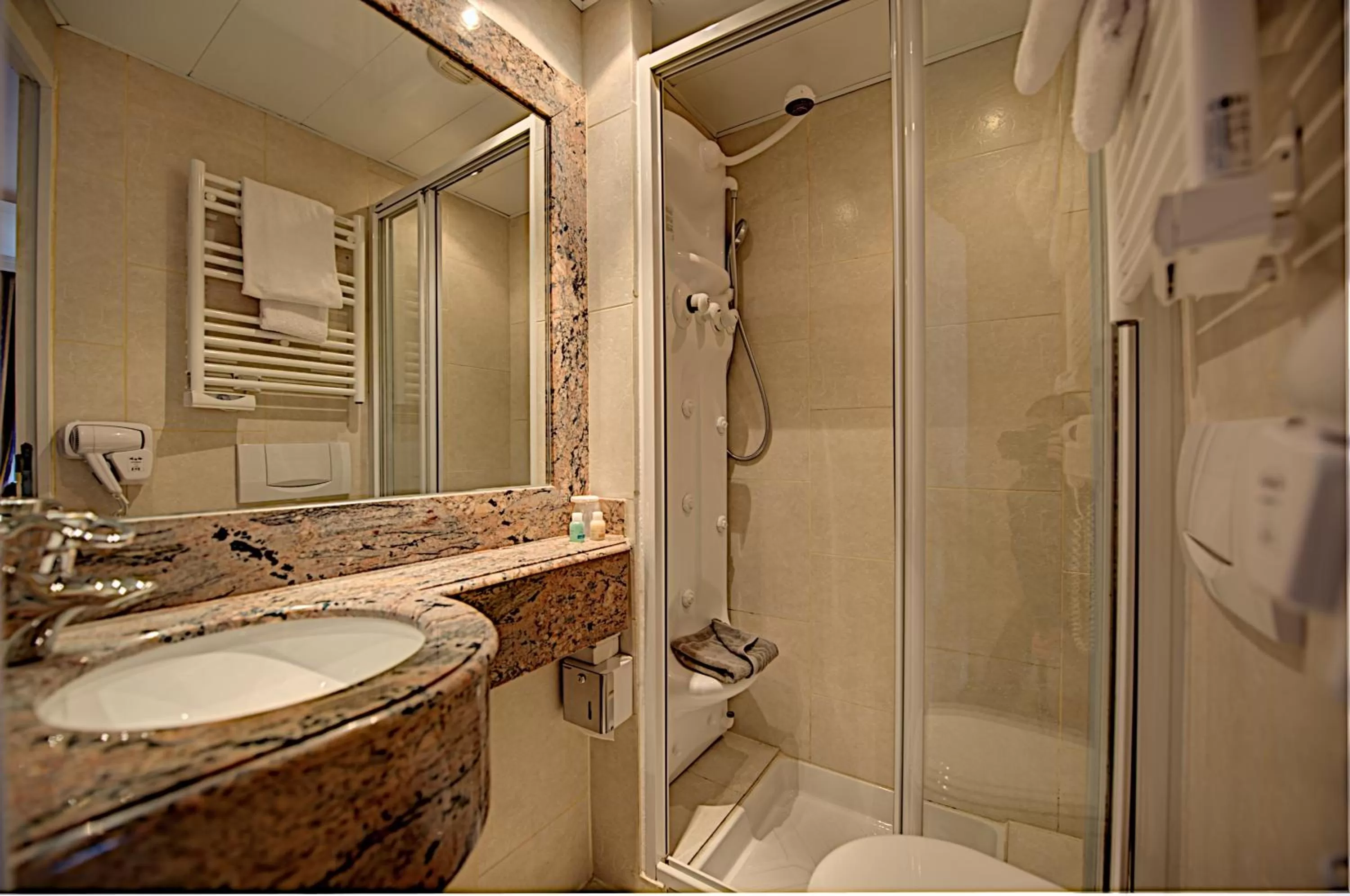 Shower in Hôtel Du Midi Paris Montparnasse