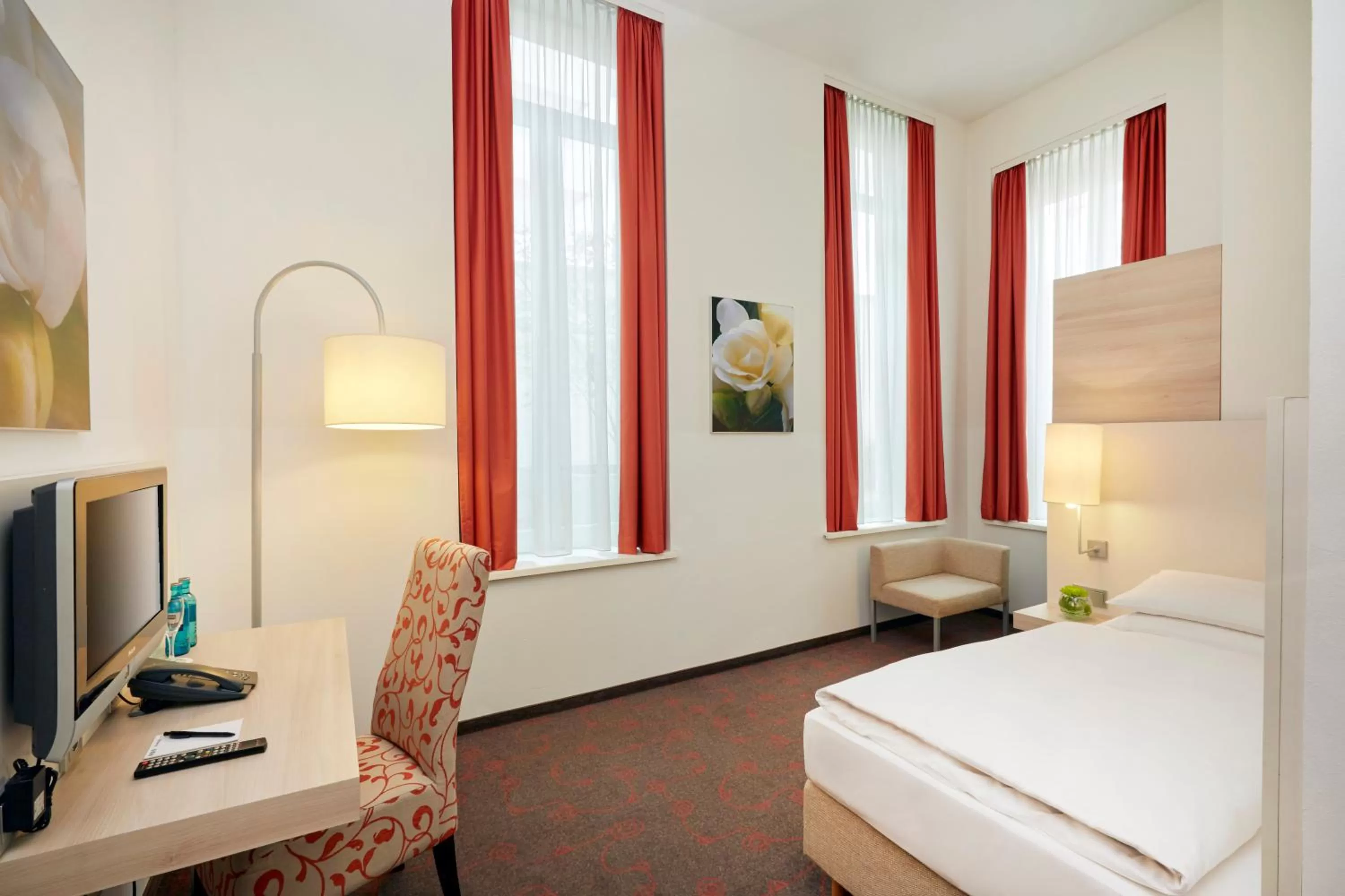 Photo of the whole room, Bed in H+ Hotel München