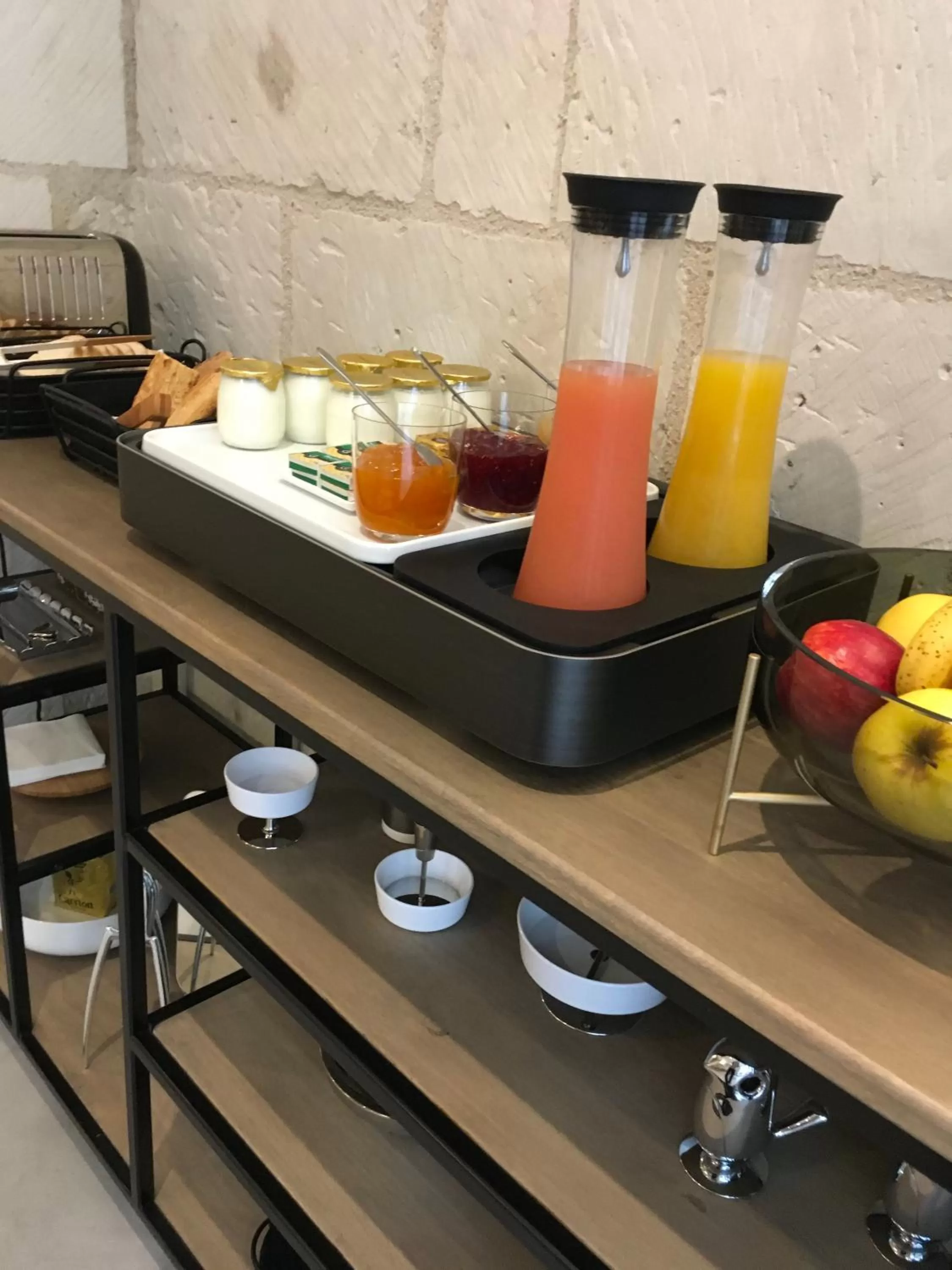 Food and drinks in Hôtel L'Adresse