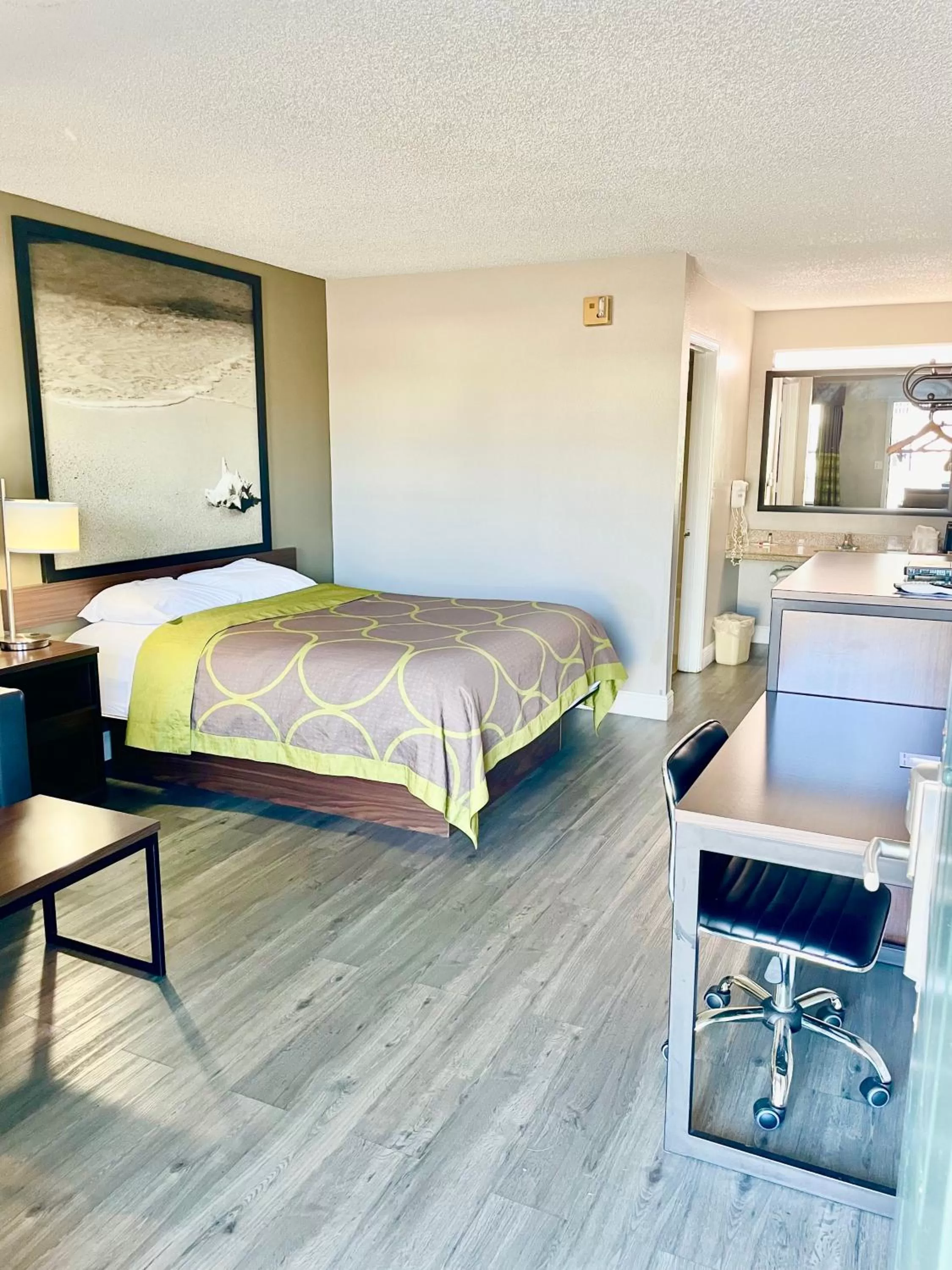 Photo of the whole room, Bed in Super 8 by Wyndham Bay St. Louis