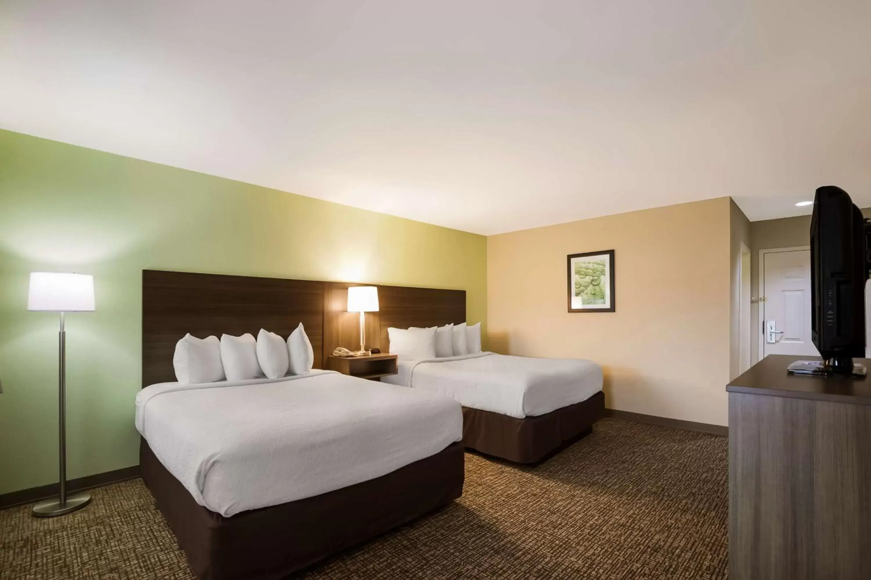 Queen Room with Two Queen Beds - Smoking in Best Western Milton Inn Queen Room with Two Queen Beds - Smoking in Best Western Milton Inn