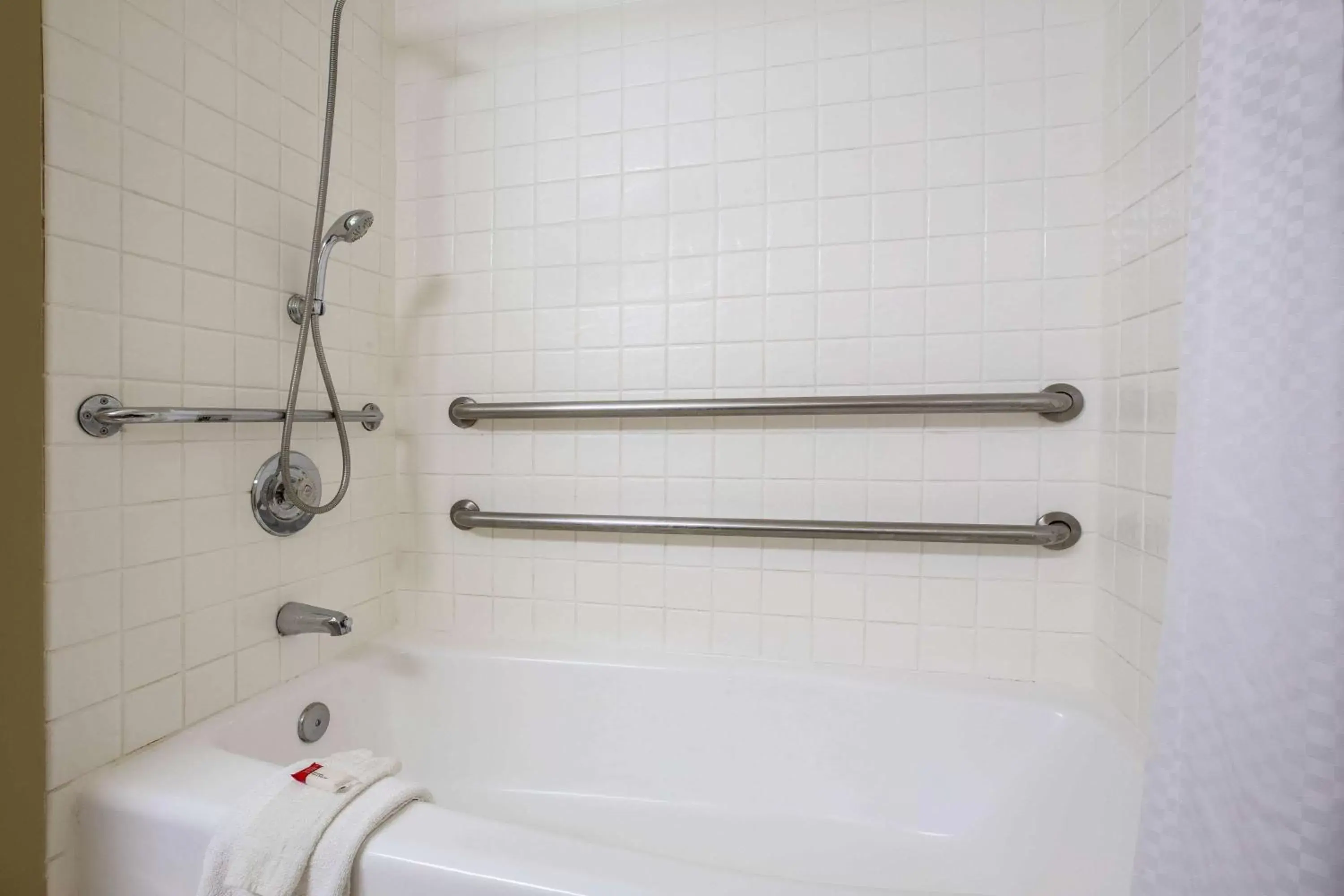 Queen Room - Mobility Access/Non-Smoking in Baymont by Wyndham Tehachapi Queen Room - Mobility Access/Non-Smoking in Baymont by Wyndham Tehachapi