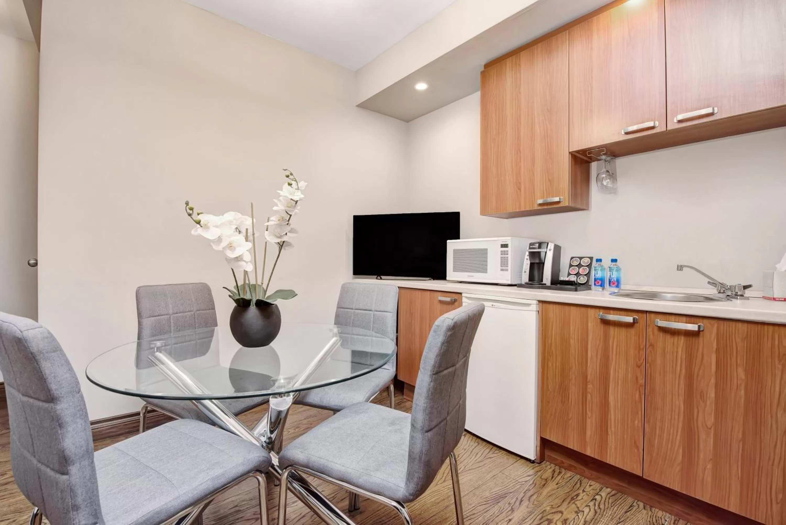 Kitchen or kitchenette in Willowdale Hotel Toronto North York