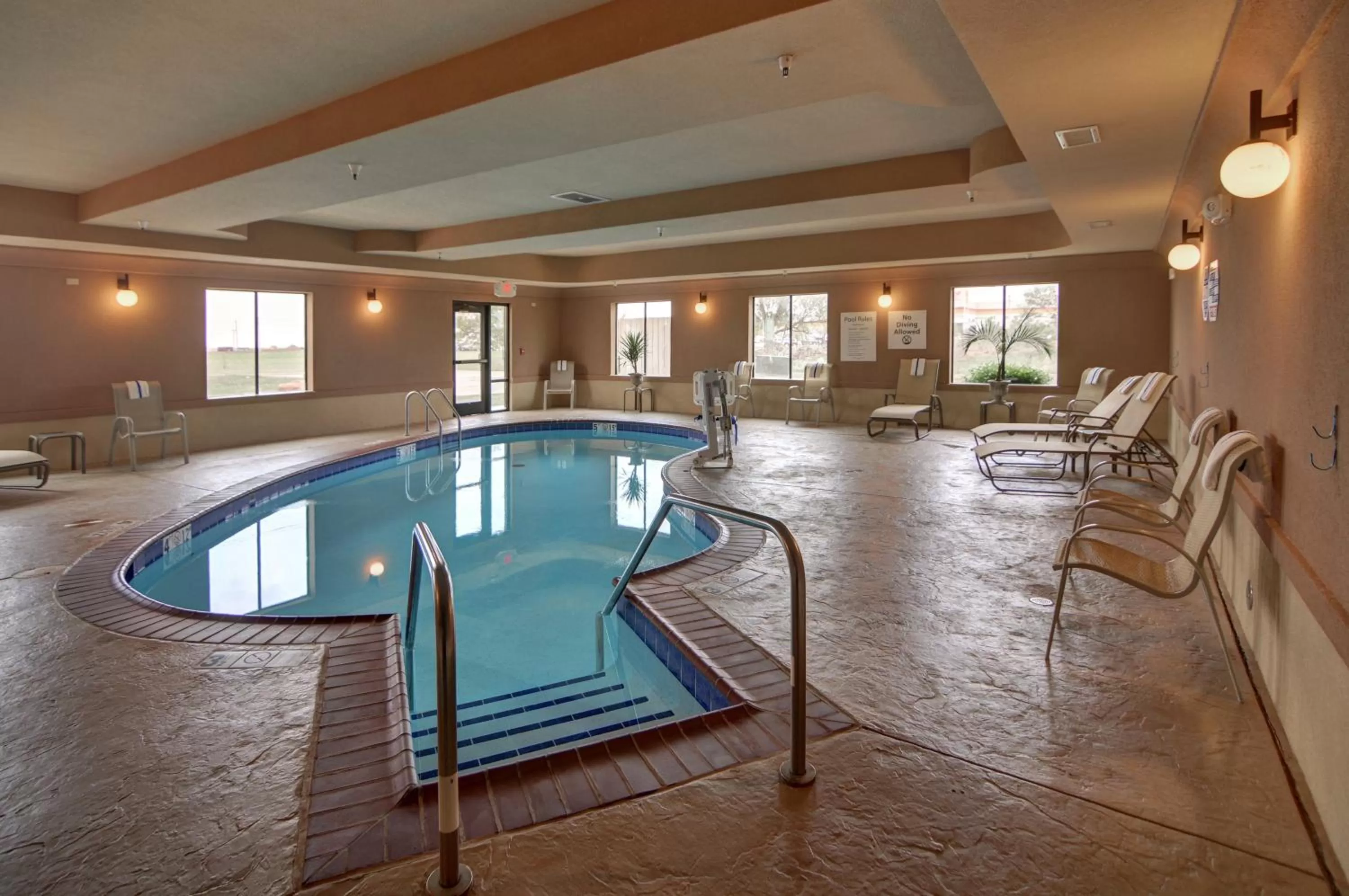Swimming pool in Holiday Inn Express Hotel and Suites Altus by IHG