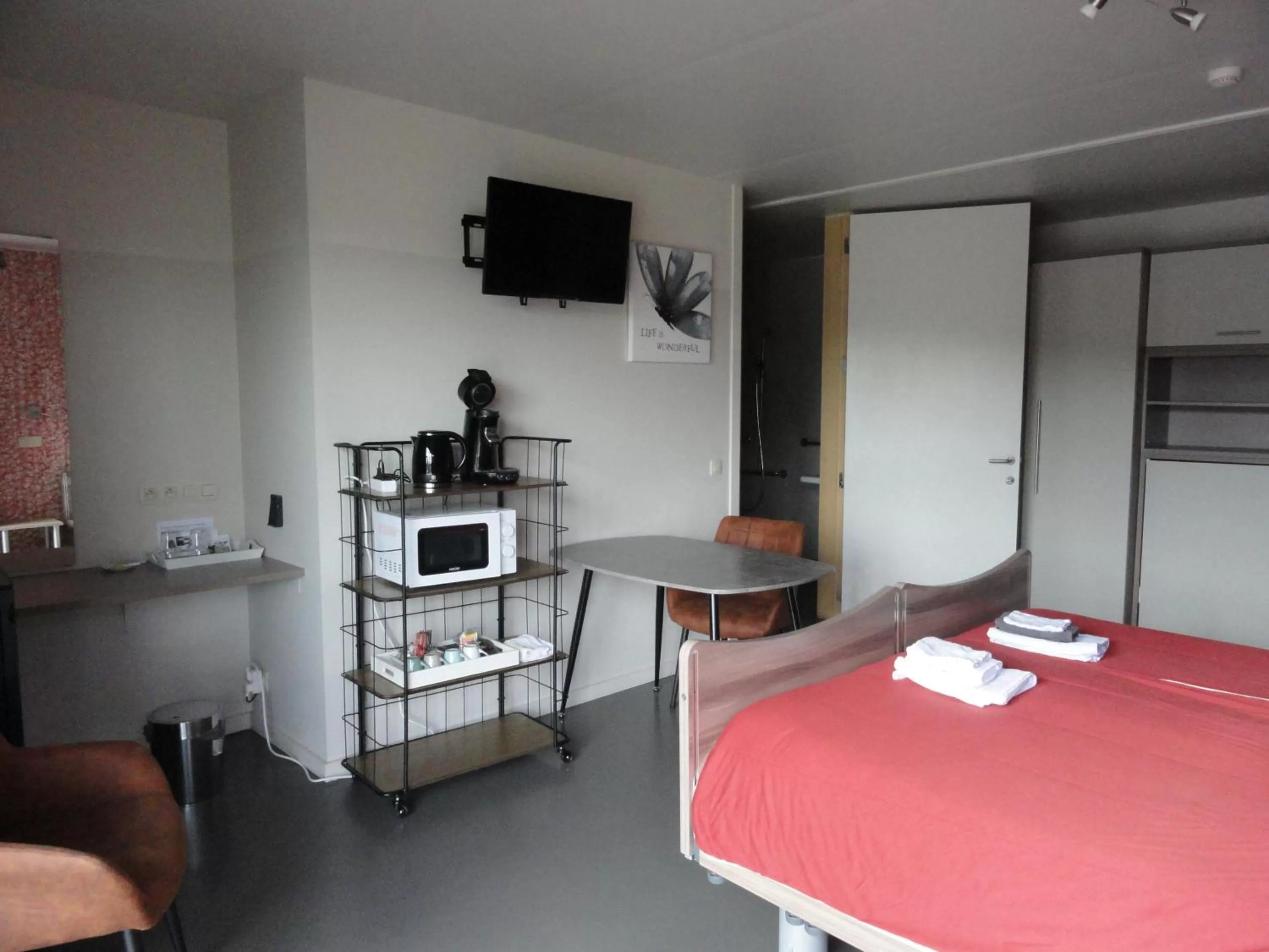 Property building, Bed in B&B Altijd Genieten