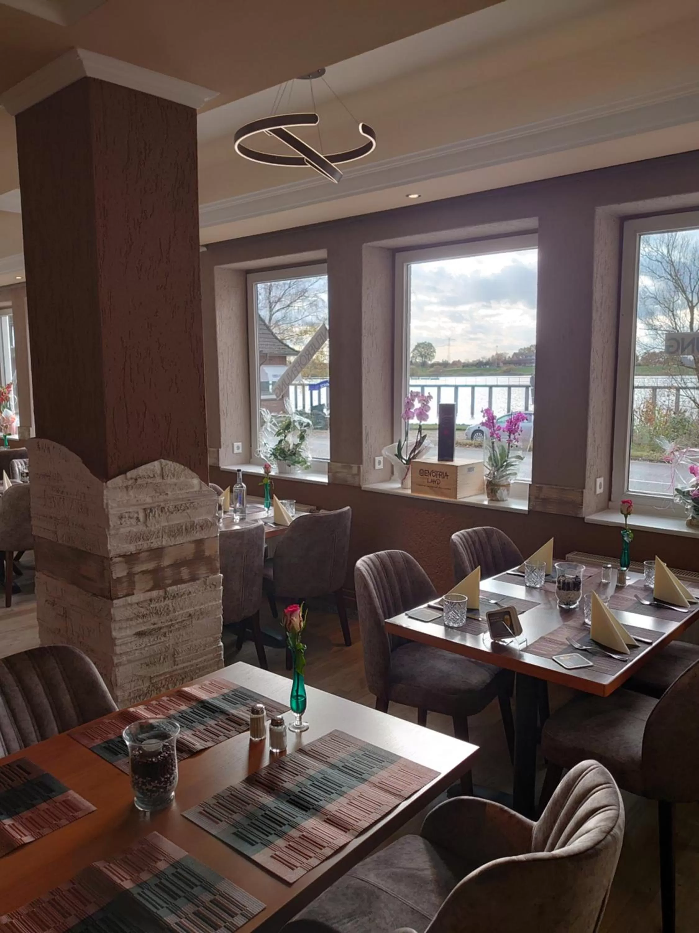 Restaurant/places to eat in Achilleon III