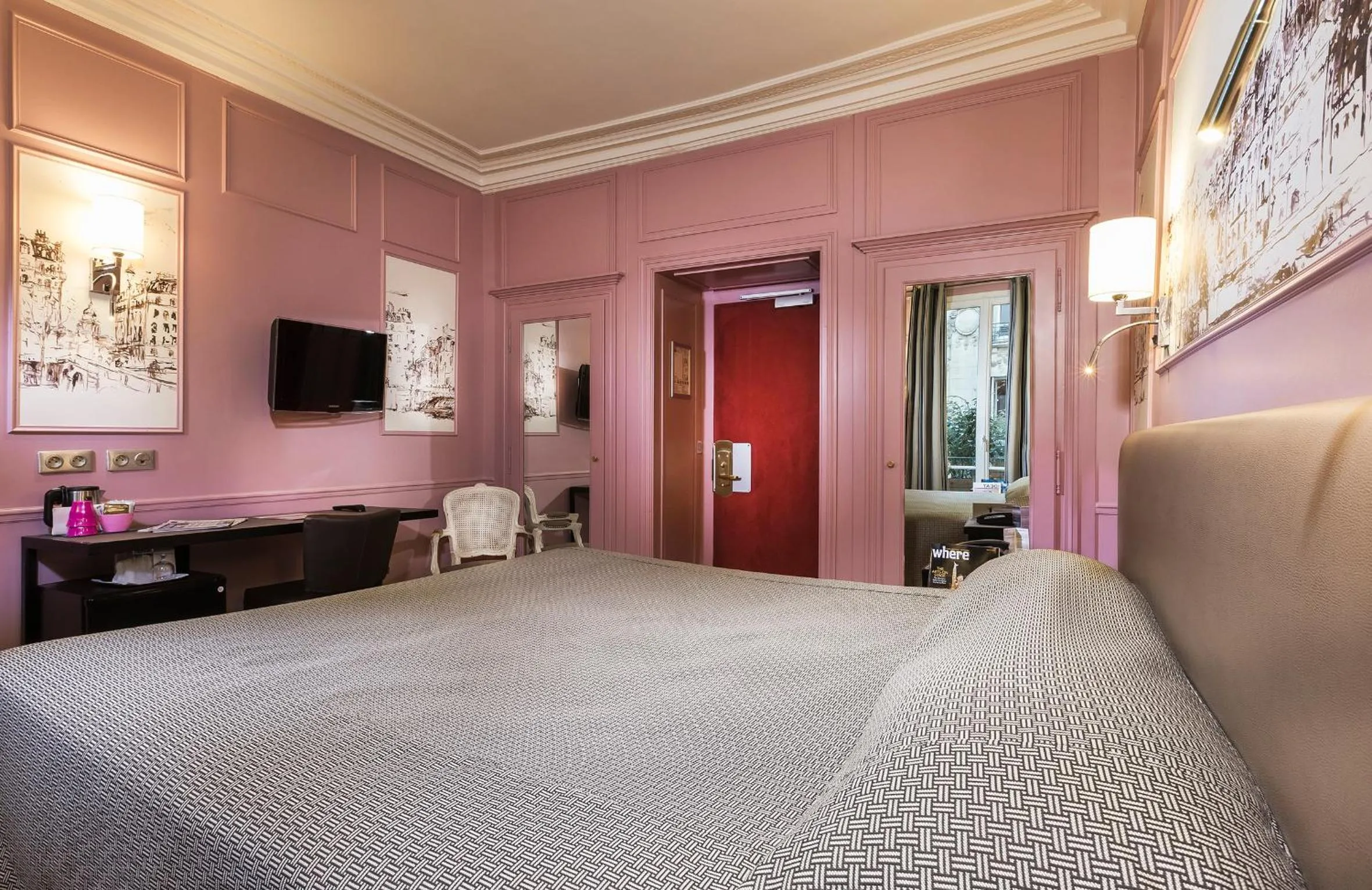 Bed in Hotel Concortel Paris