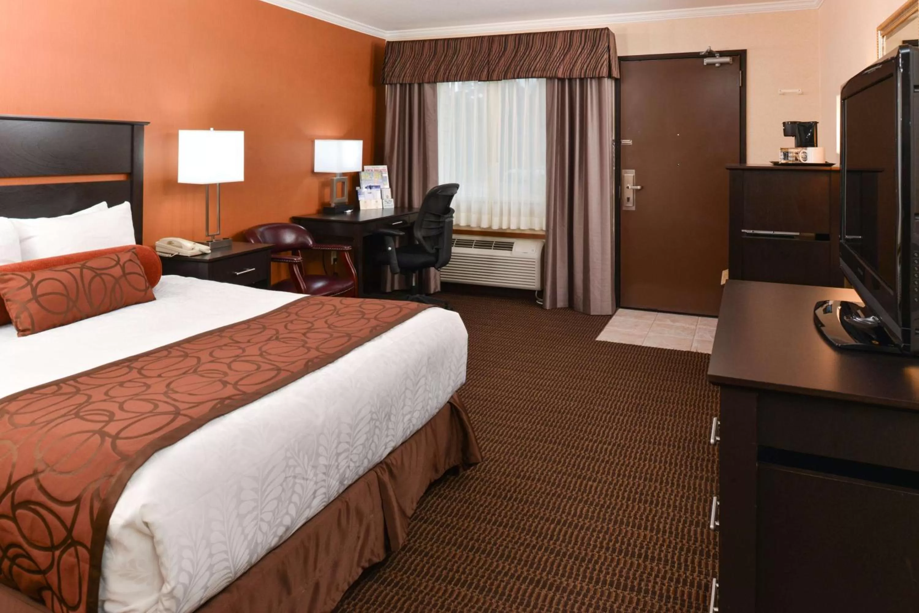 Photo of the whole room, Bed in Best Western Plus Landmark Inn