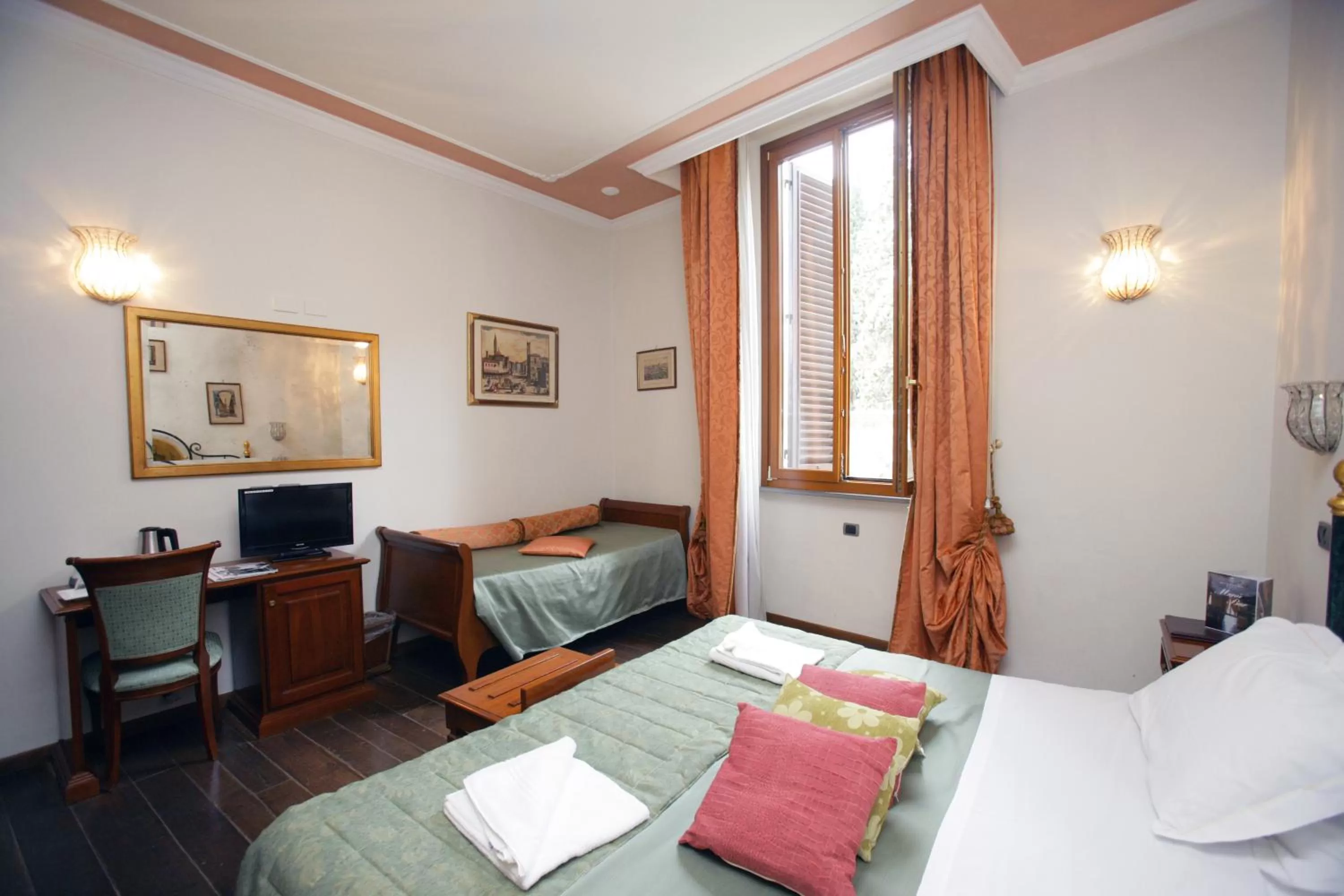 Bed in Domus Florentiae Hotel