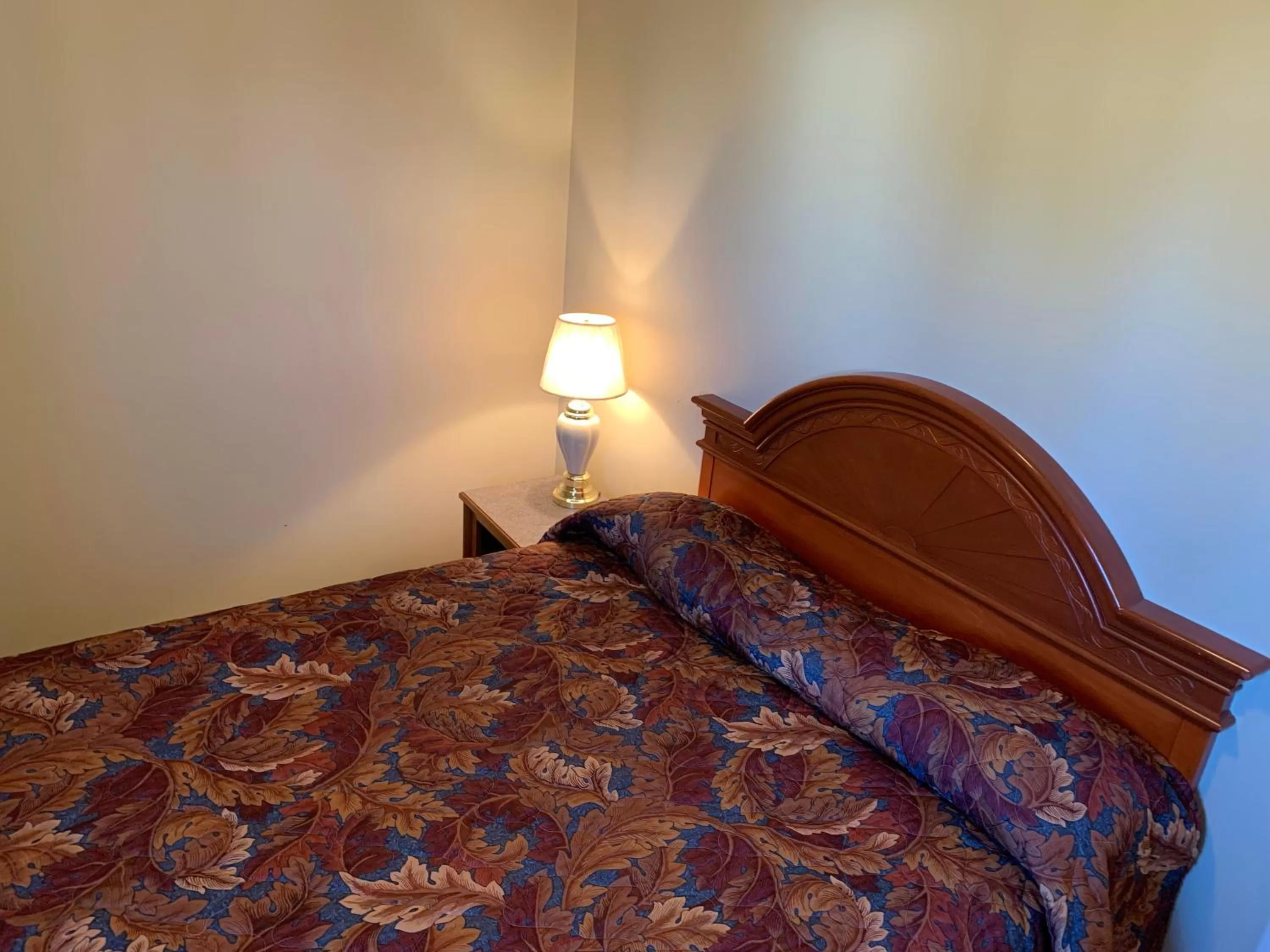 Bedroom, Bed in Red Deer Inn & Suites