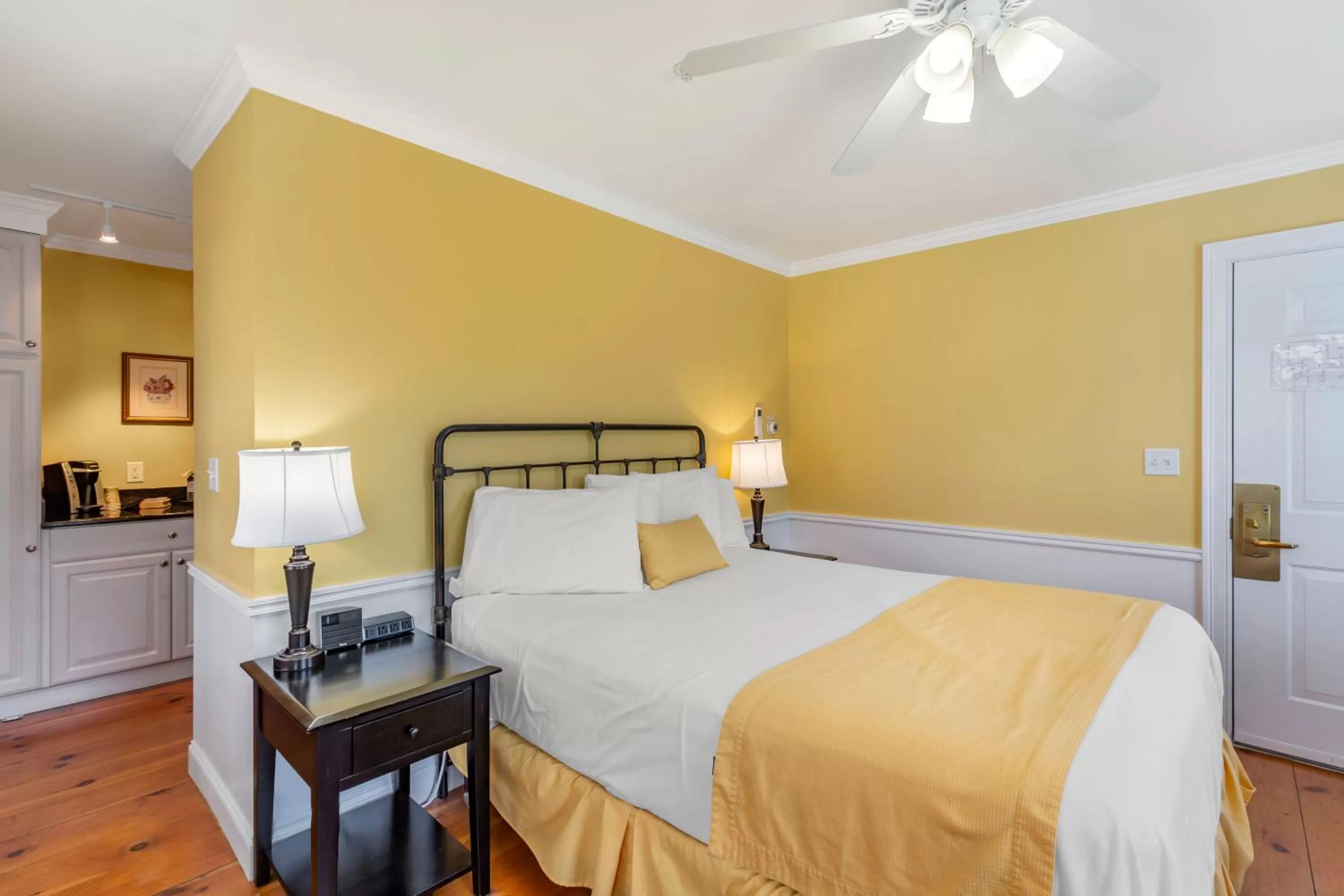 Photo of the whole room, Bed in Essex Street Inn & Suites, an Ascend Collection Hotel