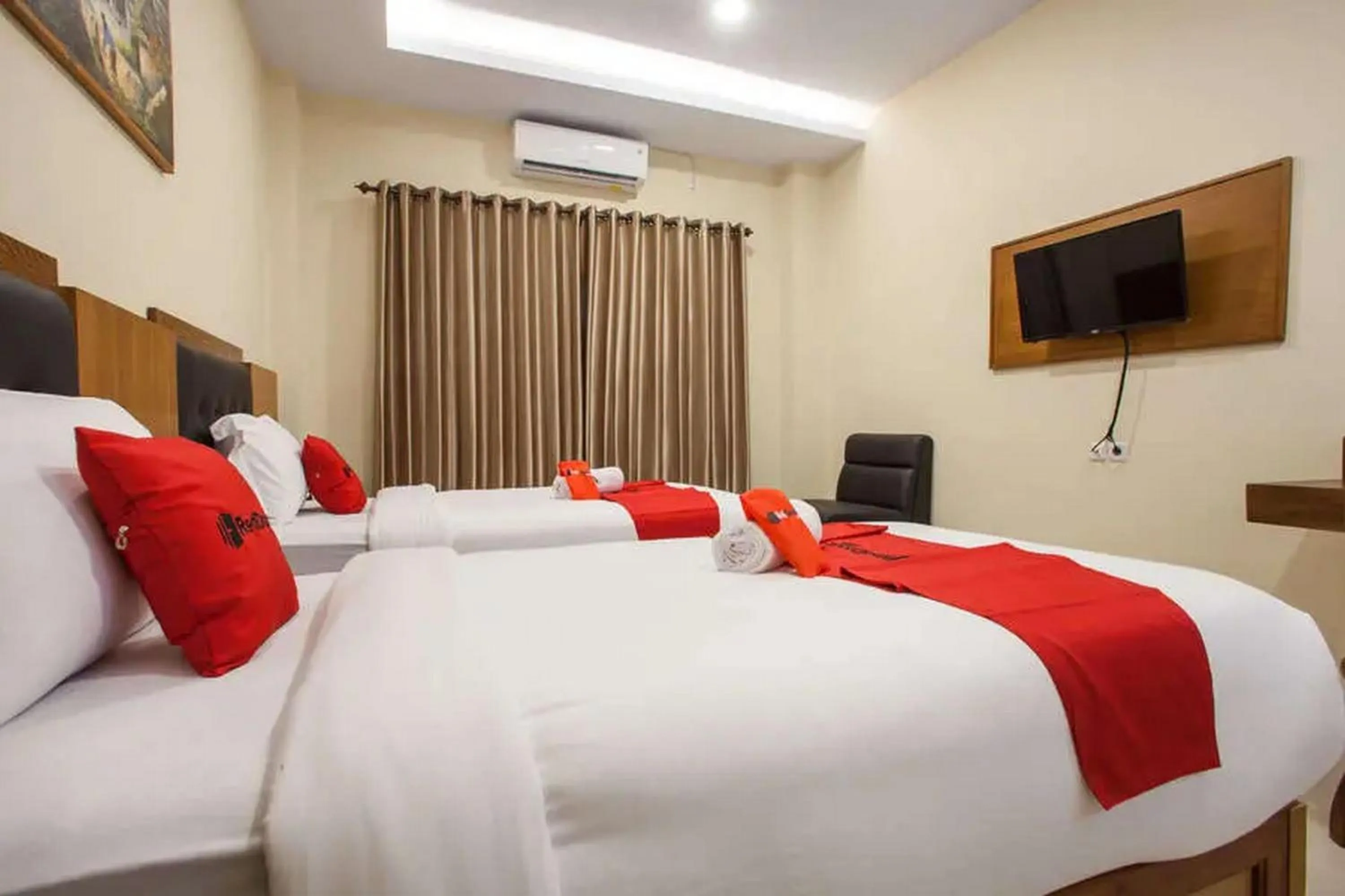 Bed in RedDoorz Premium @ Jalan Cengkeh Malang