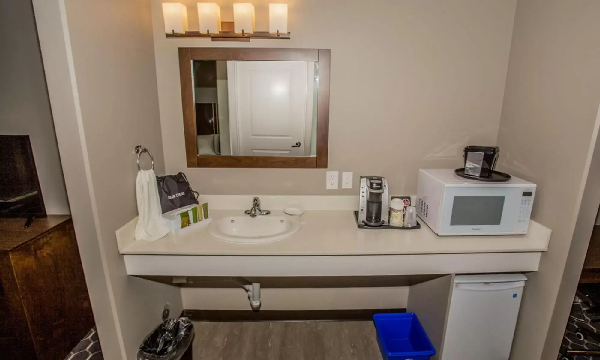 Deluxe Queen Suite in The Souris Hotel Deluxe Queen Suite in The Souris Hotel