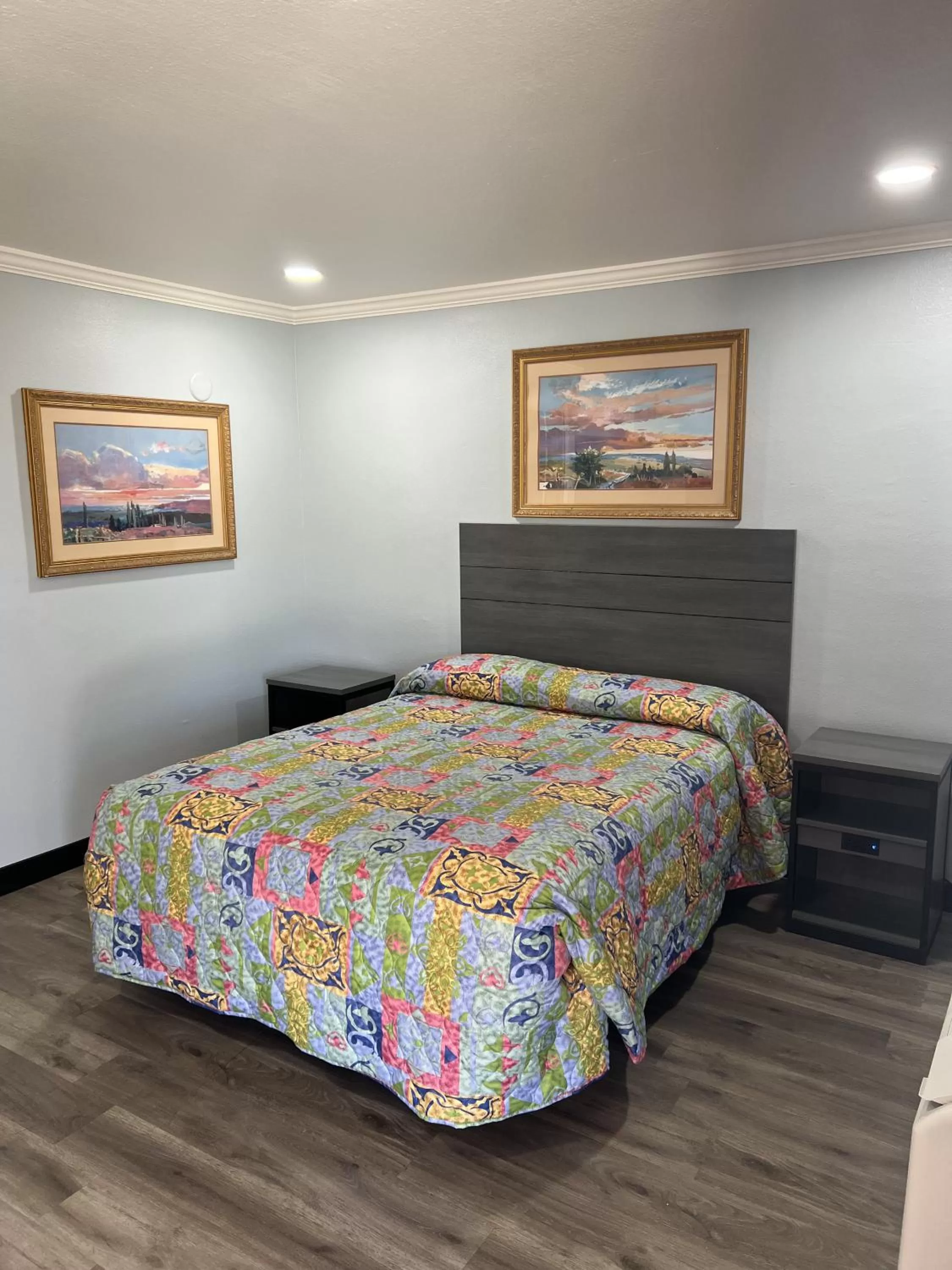 Bed in Travel Inn Gilroy