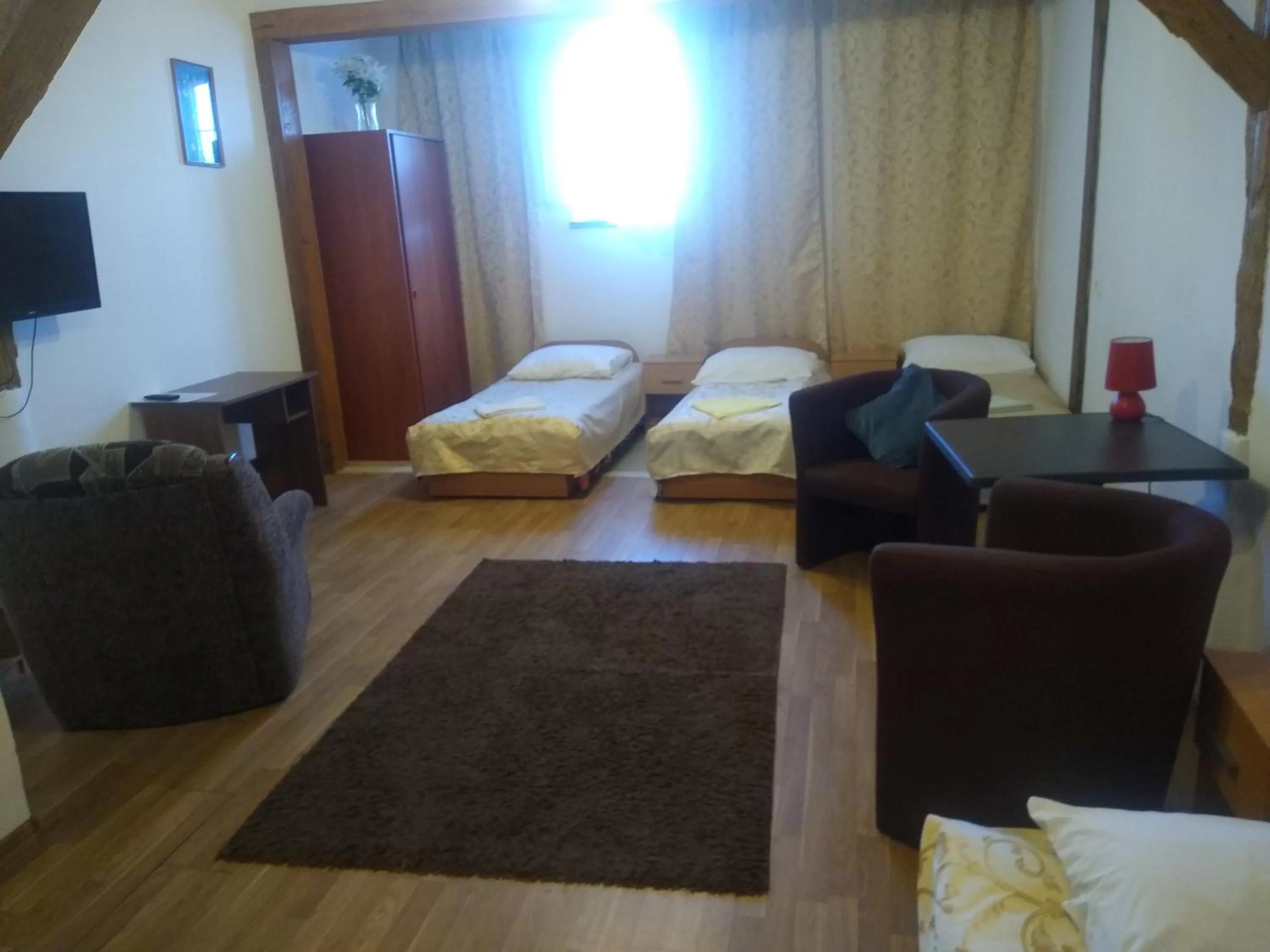 Communal lounge/ TV room, Bed in Zajazd Eljan-Centrum Noclegowe