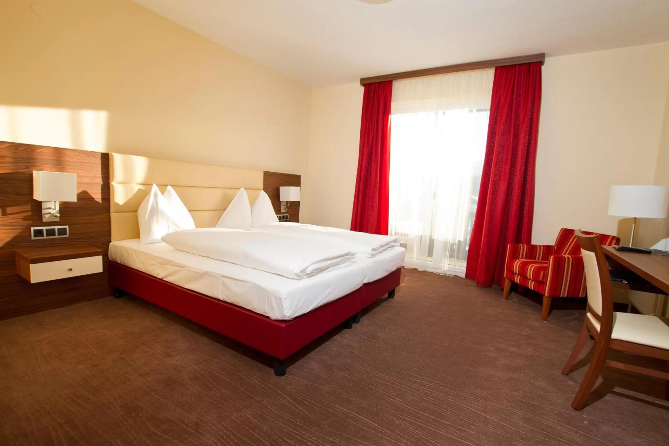 Bedroom, Bed in SCHÖNIS-Landhotel