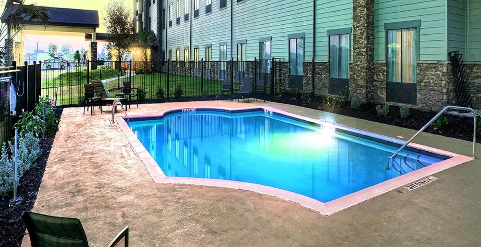 Swimming pool in Comfort Inn & Suites Beeville