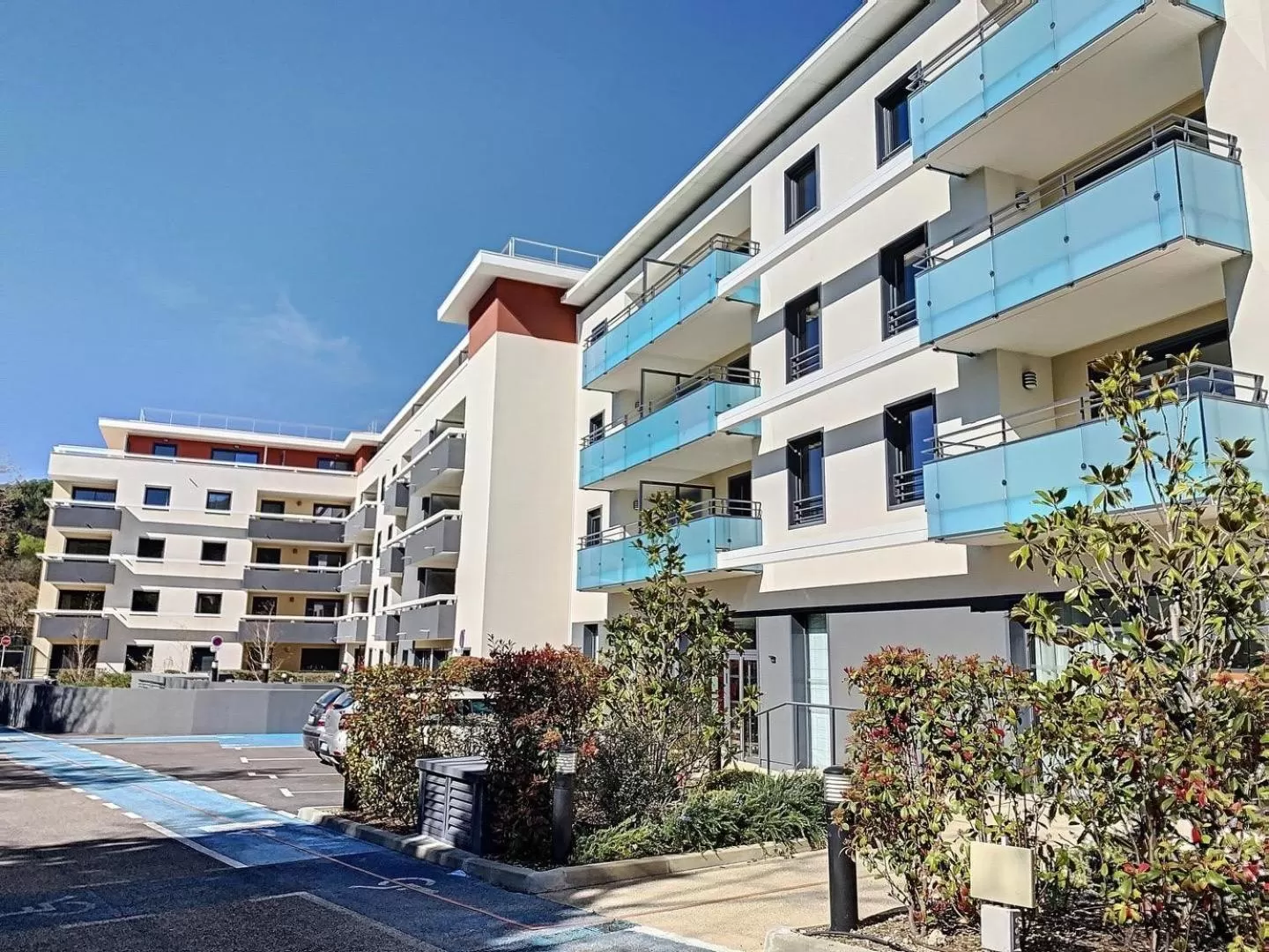 Facade/entrance in Zenao Appartements Le Cannet