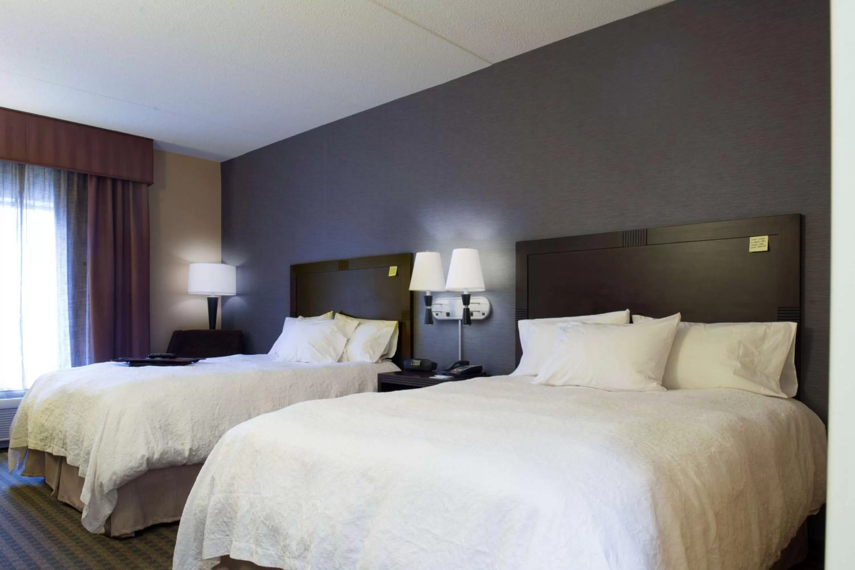 Bed in Hampton Inn & Suites Vineland