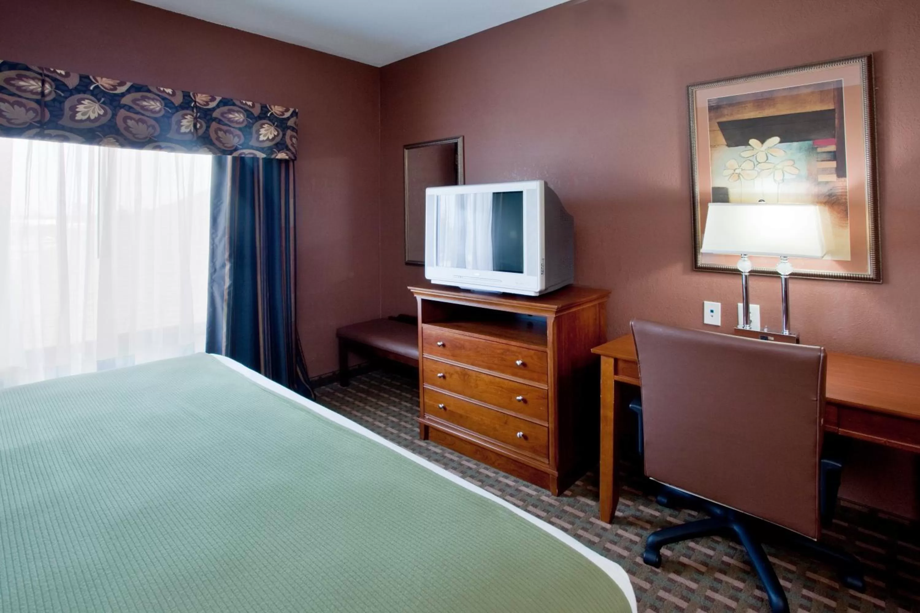 TV and multimedia, Bed in Holiday Inn Express Hotel & Suites Suffolk by IHG