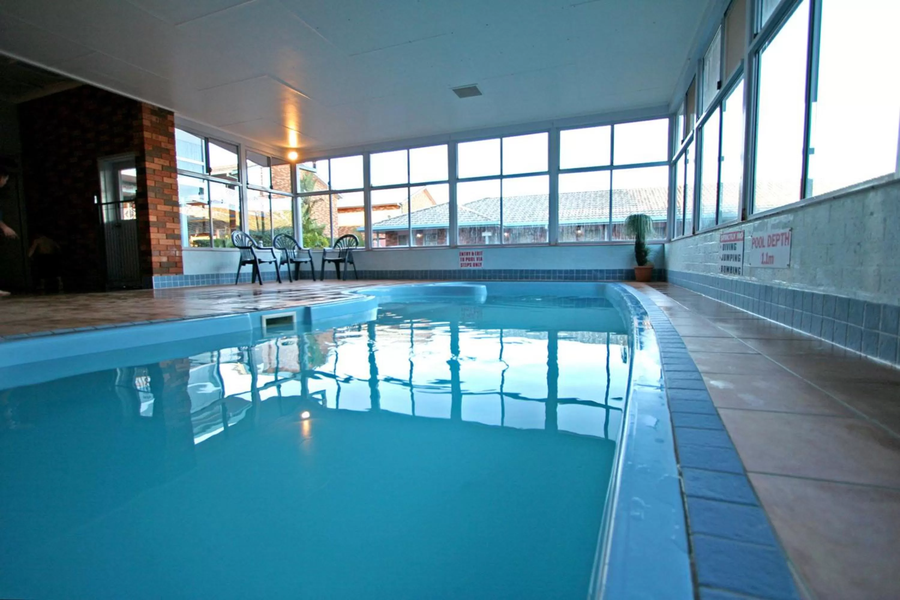 Swimming pool in Cattlemans Country Motor Inn & Serviced Apartments