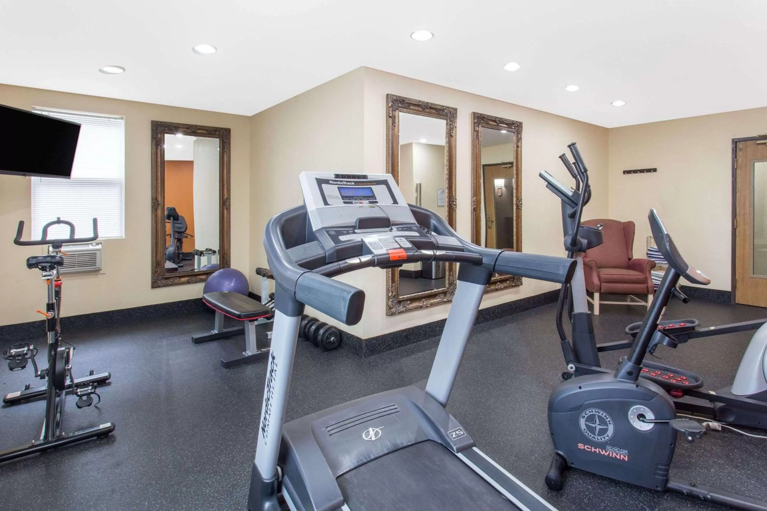 Fitness centre/facilities in Baymont by Wyndham Muskegon
