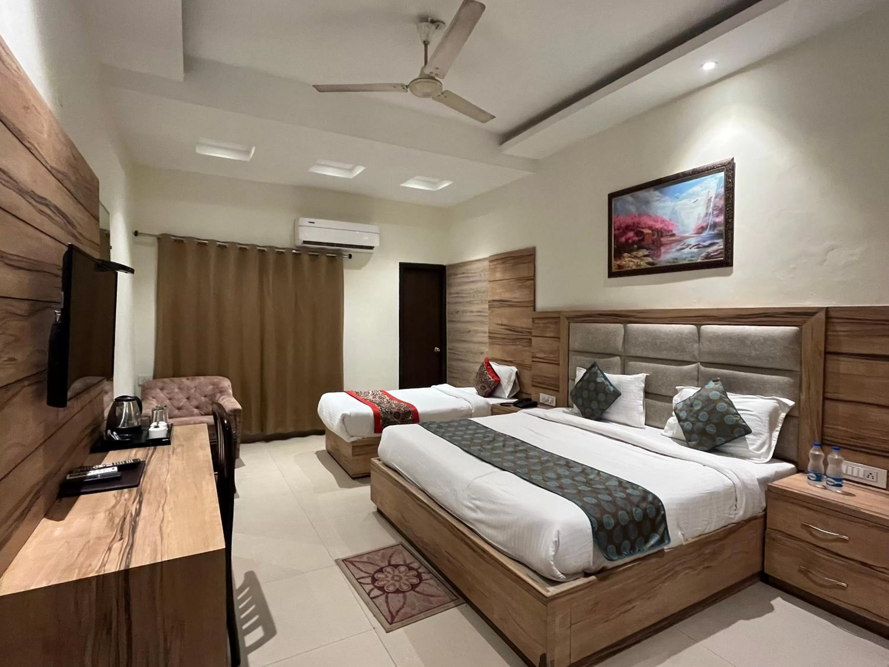 Photo of the whole room, Bed in Hotel Exotic - 5 min walk from Golden Temple