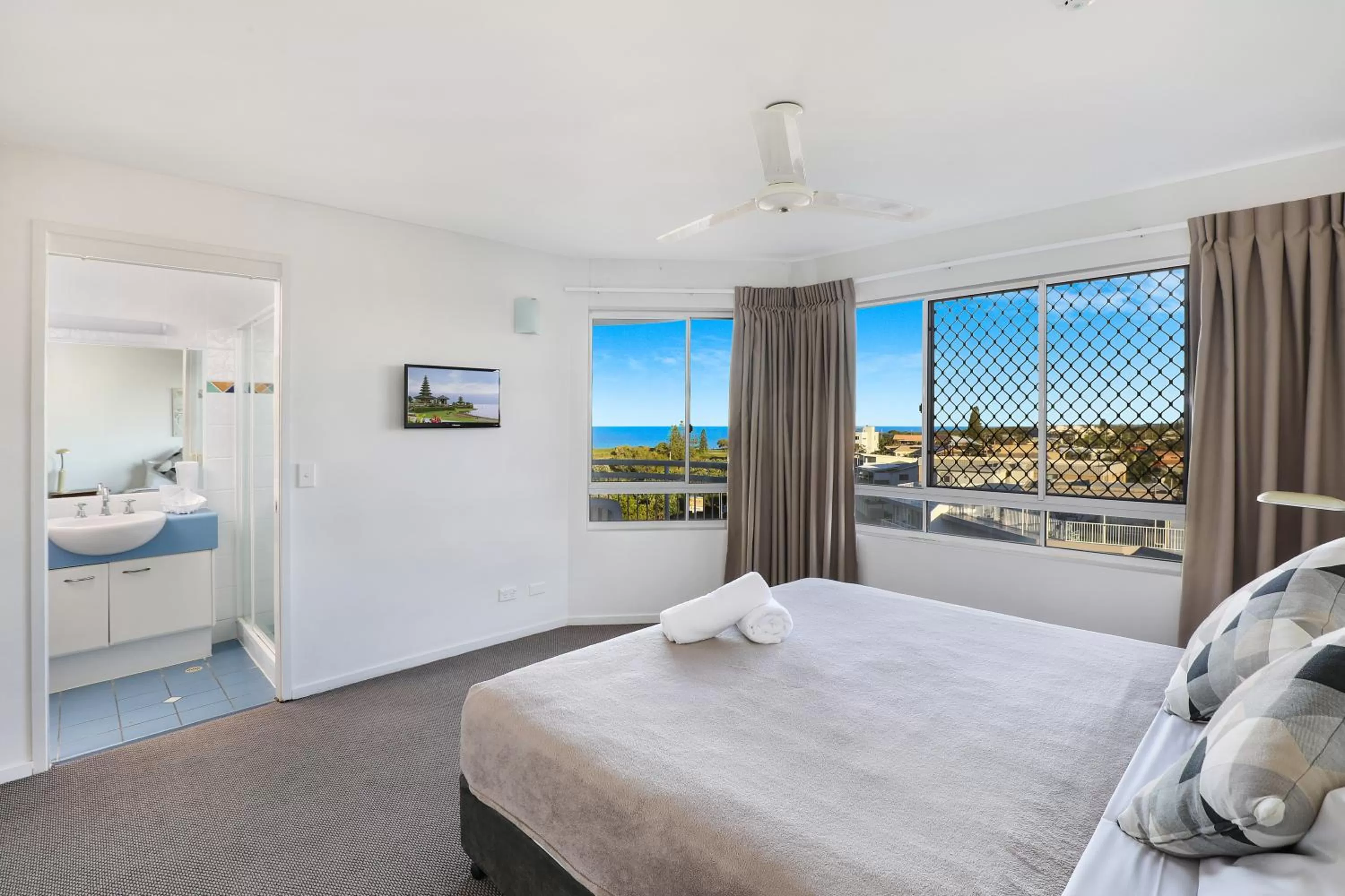 Sea view, Bed in Beachside Resort Kawana Waters