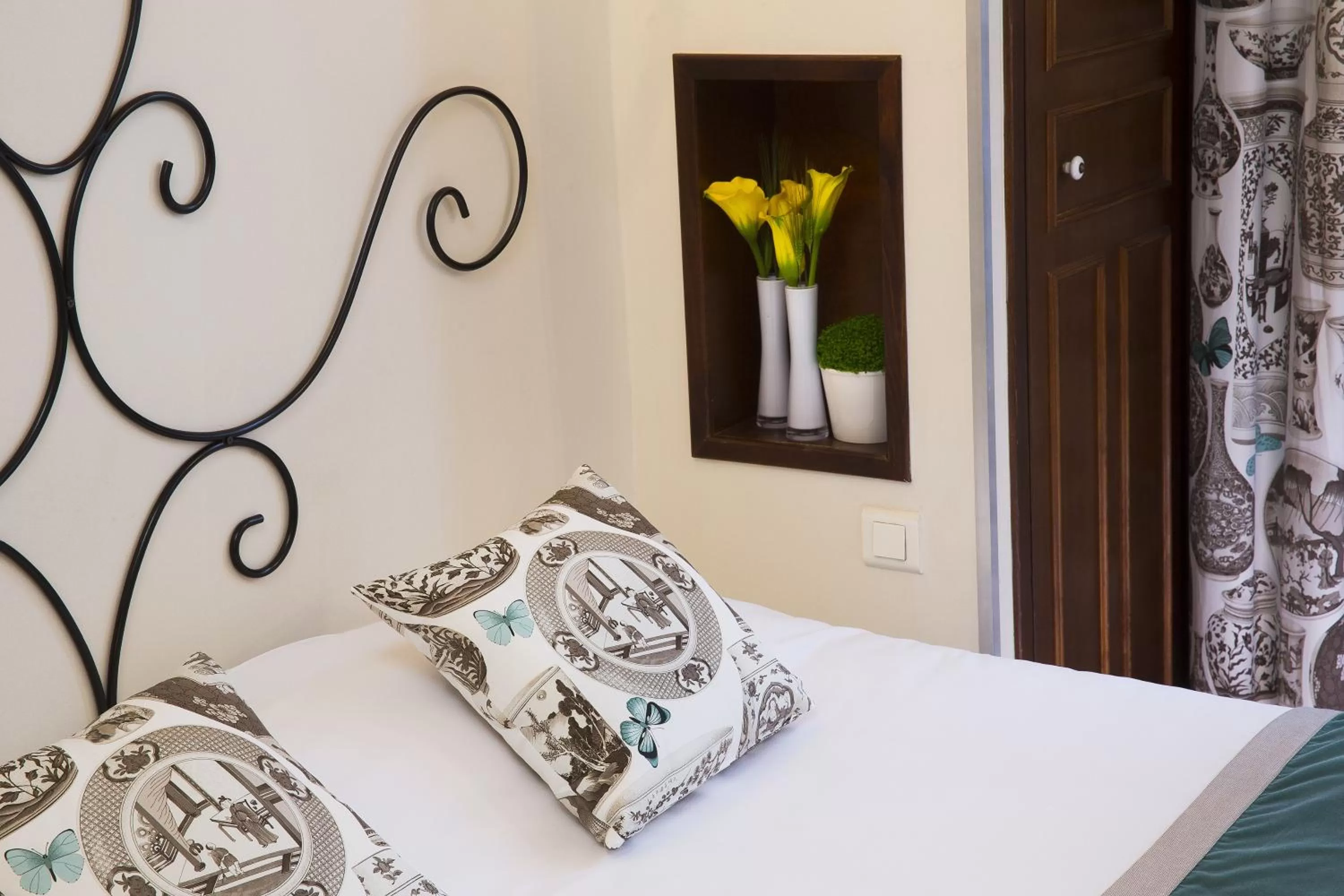 Decorative detail, Bed in Castex Hotel