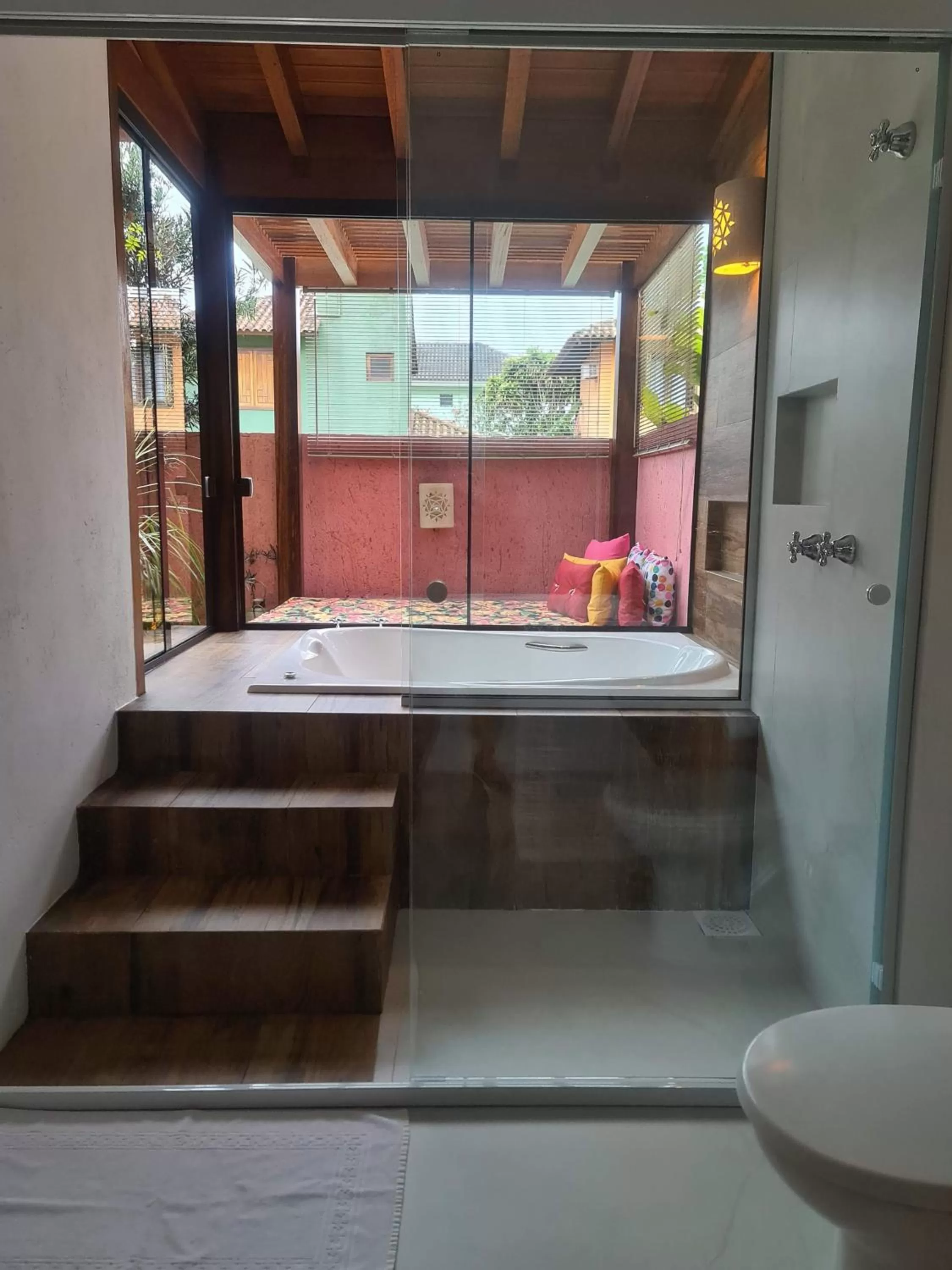 Hot Tub, Bathroom in Pousada Vila Rosada