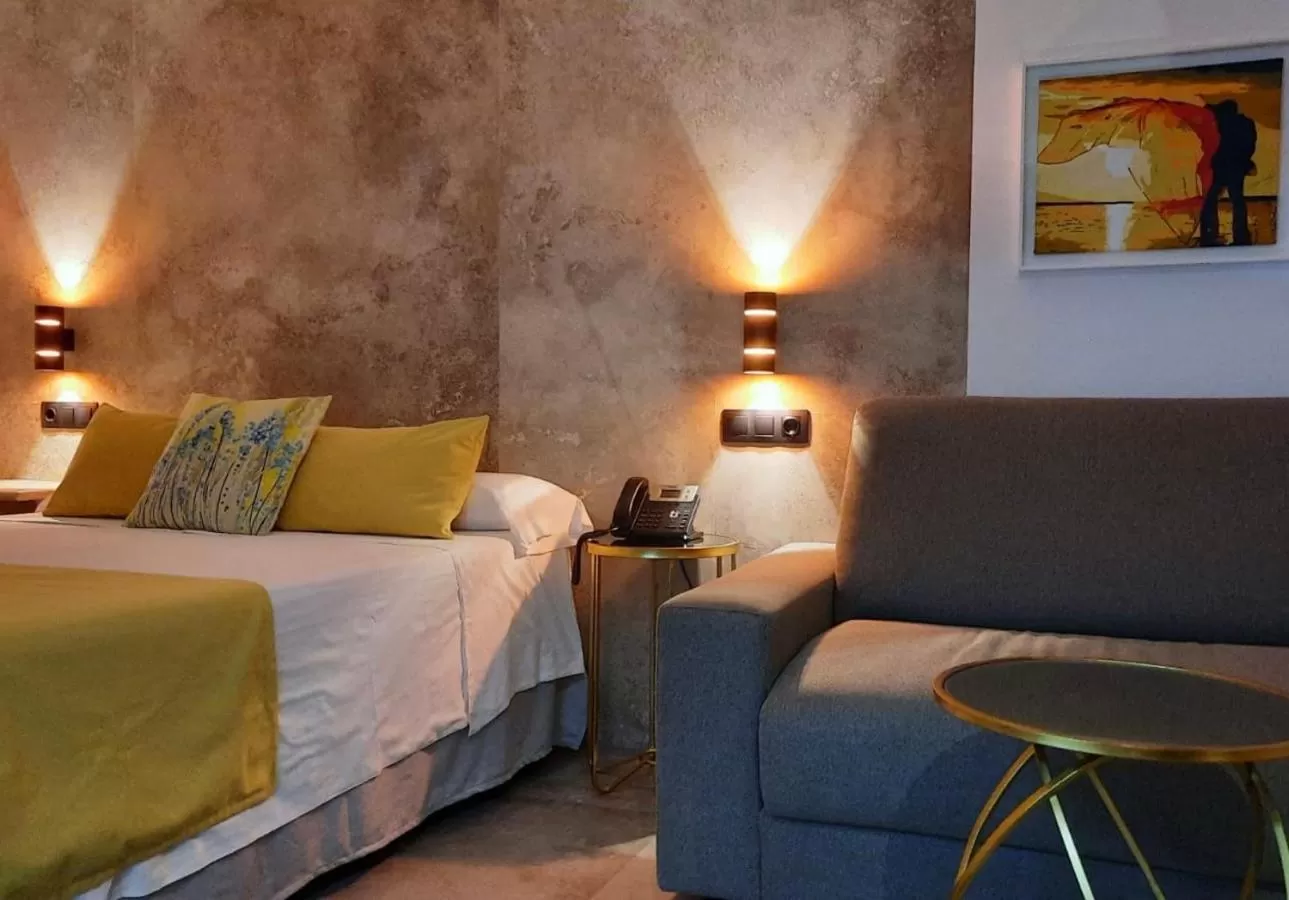 Seating area, Bed in HOTEL Boutique ÁNGEL