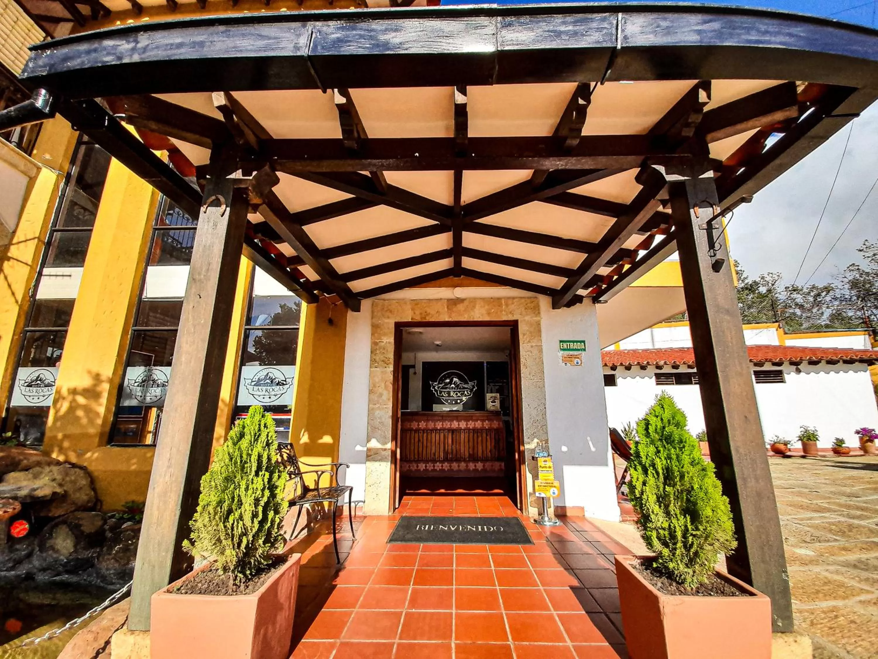 Facade/entrance in Hotel Las Rocas Resort Villanueva