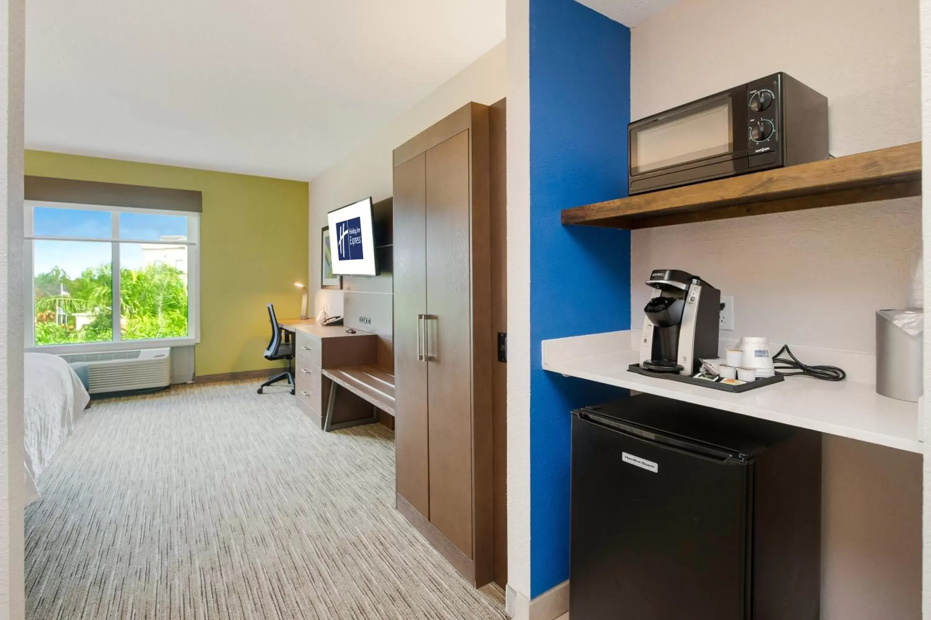 Standard King Room in Holiday Inn Express Hotel & Suites Orlando - Apopka by IHG Standard King Room in Holiday Inn Express Hotel & Suites Orlando - Apopka by IHG