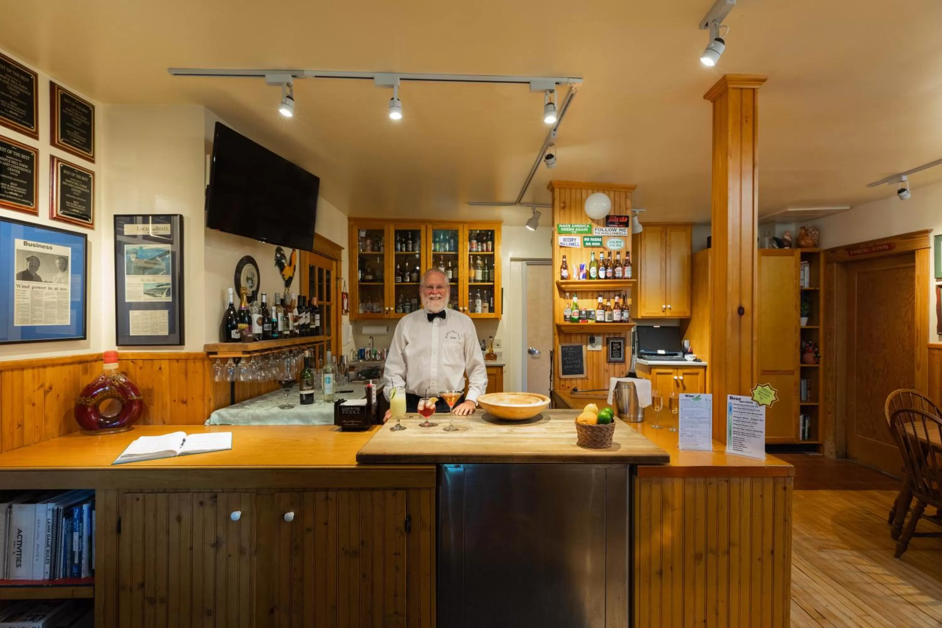 Communal lounge/ TV room in Maple Hill Farm Inn