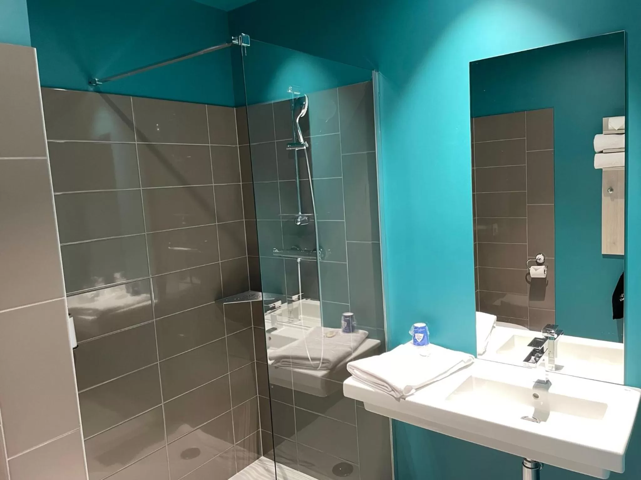 Shower in Hôtel Restaurant AKENA Molinges - La Brocatelle