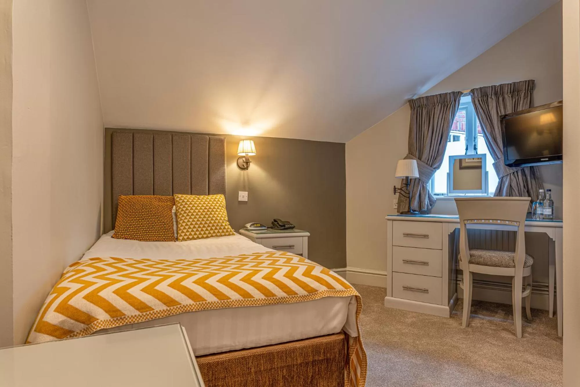 Bed in The Dog & Bear Hotel