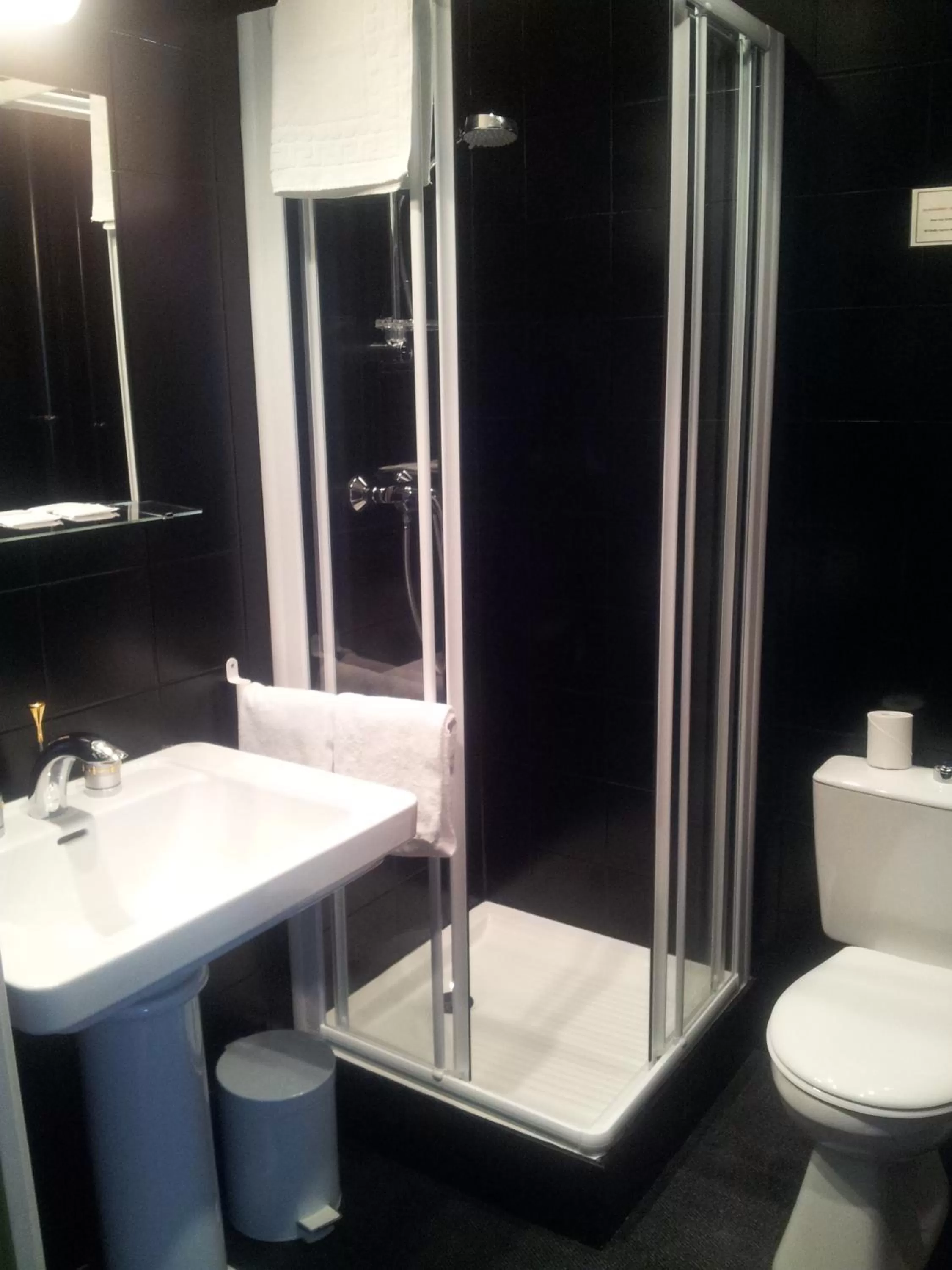 Bathroom in Hôtel Cecyl Reims Centre