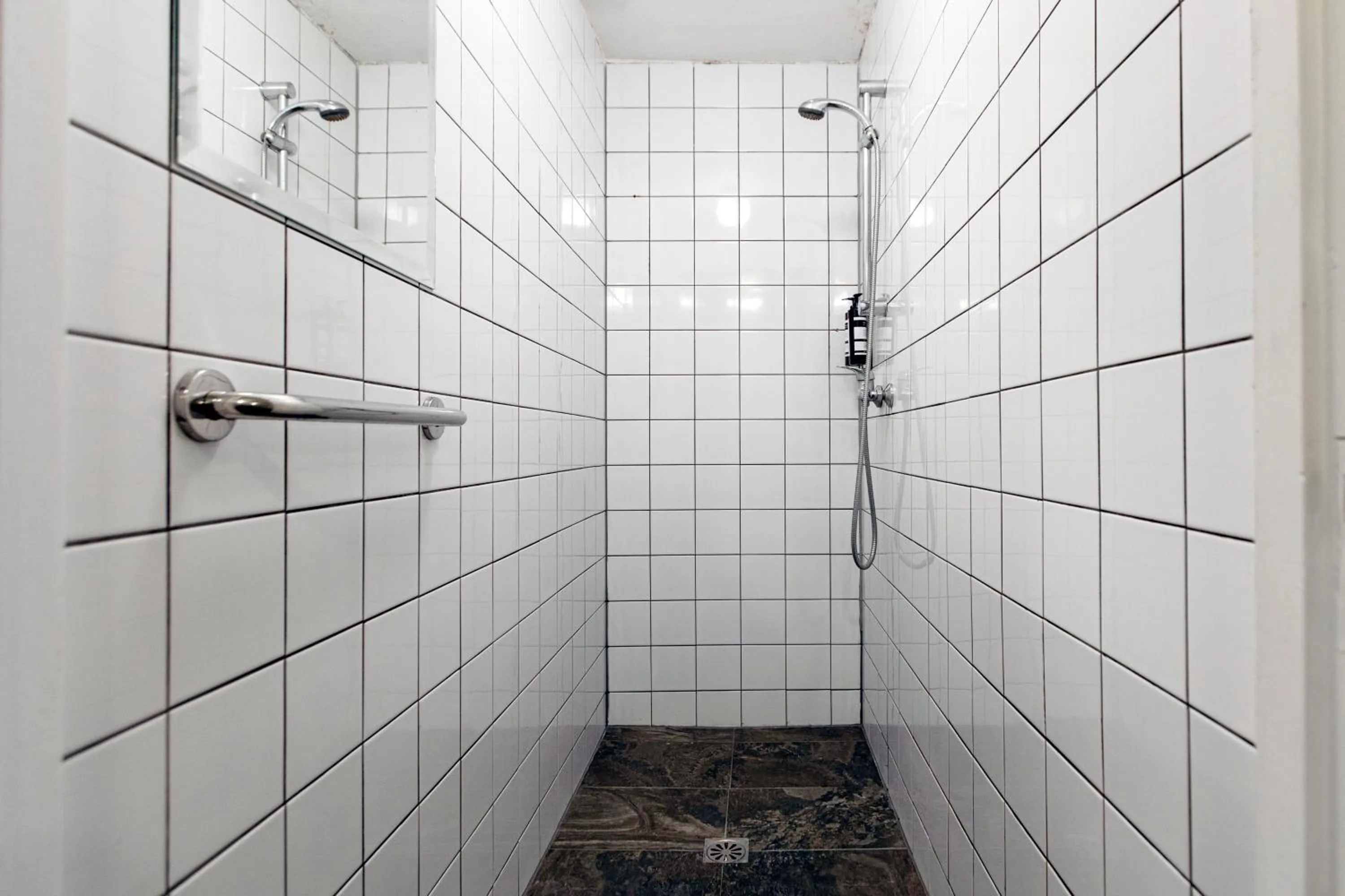 Shower in Quentin Arrive Hotel