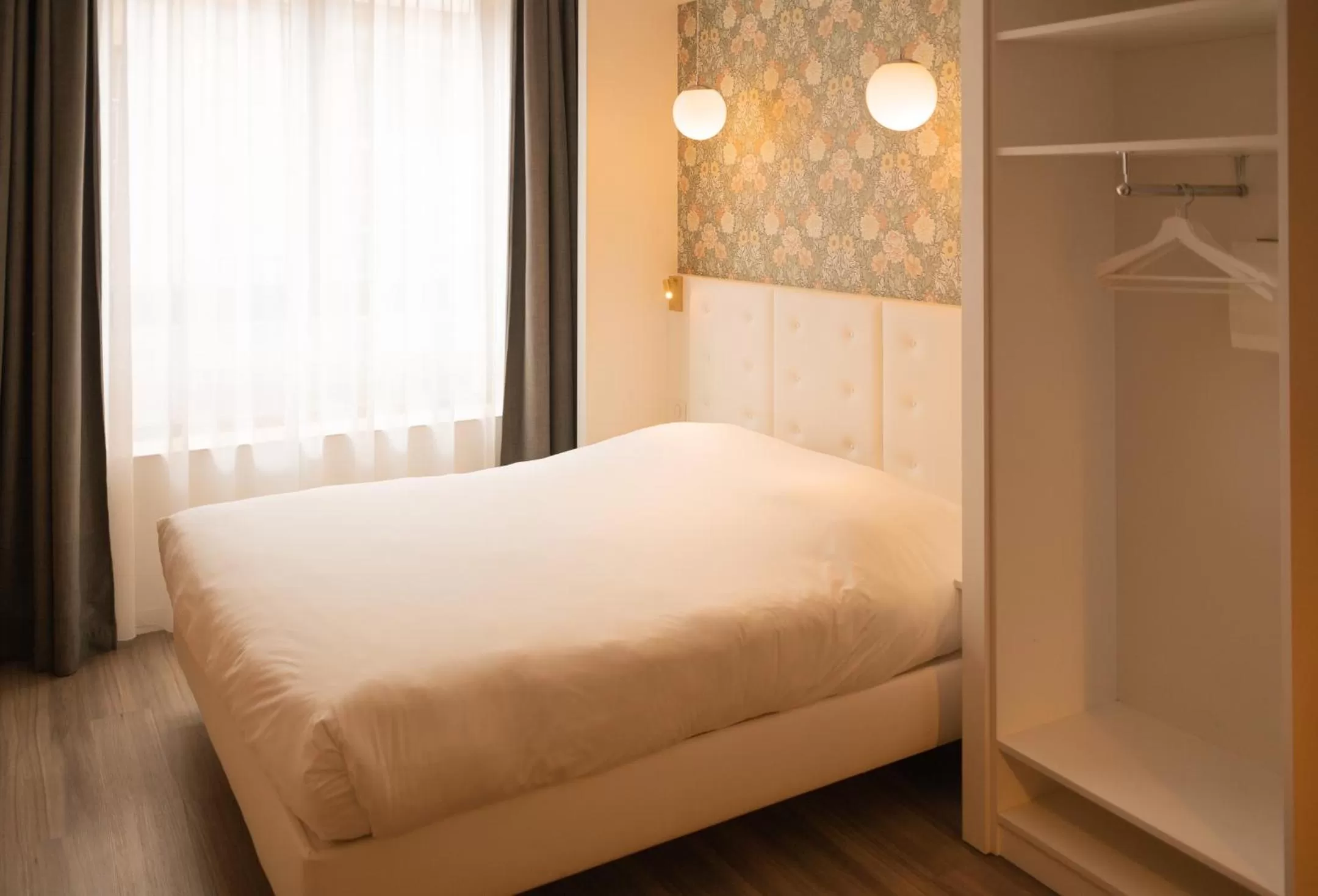 Bedroom, Bed in CALM Appart' & Hostel