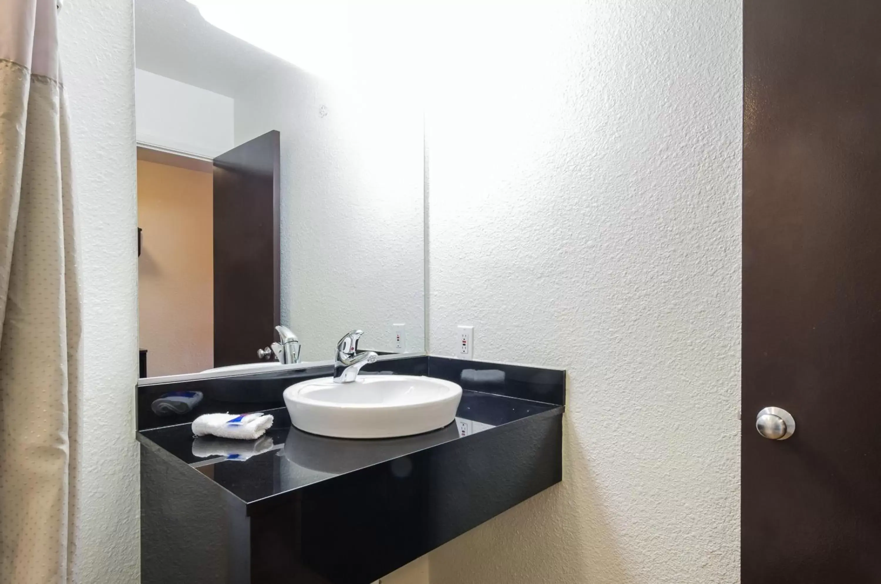 Queen Room - single occupancy - Non-Smoking in Motel 6-Seattle, WA - Sea-Tac Airport South Queen Room - single occupancy - Non-Smoking in Motel 6-Seattle, WA - Sea-Tac Airport South