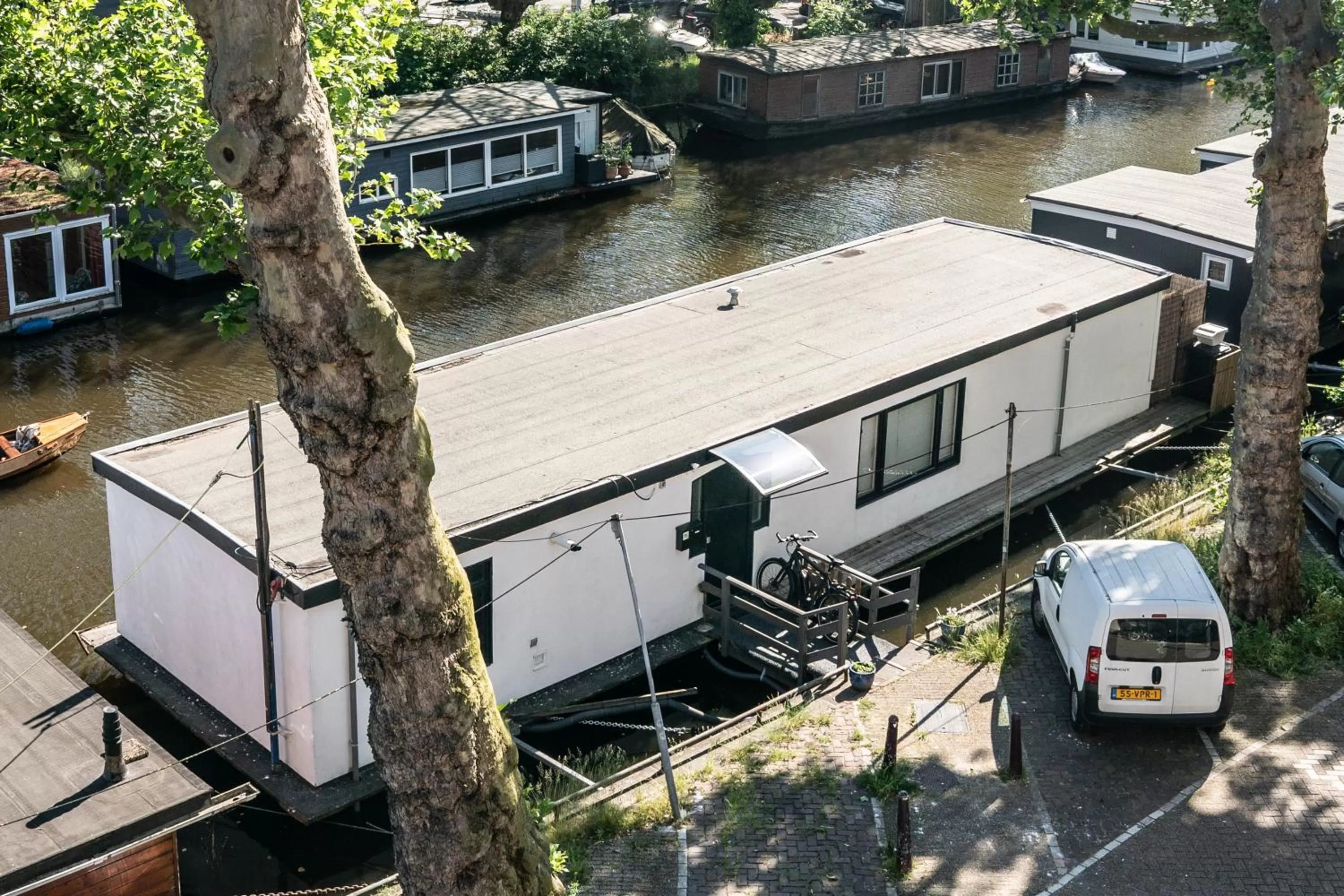 Property building in Amsterdam-Houseboat-Amstel